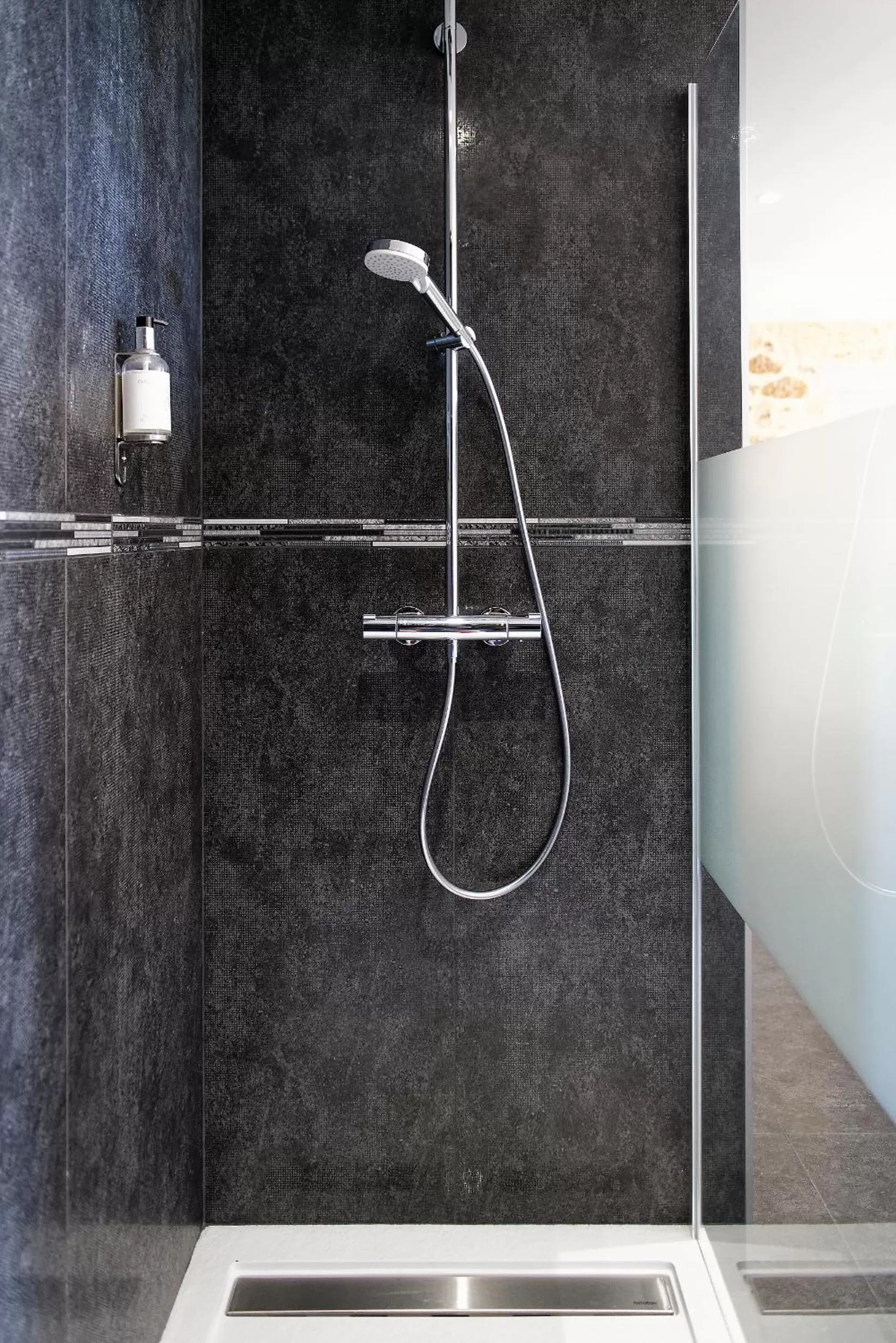 Shower in CHATEAU CROIX DE LABRIE