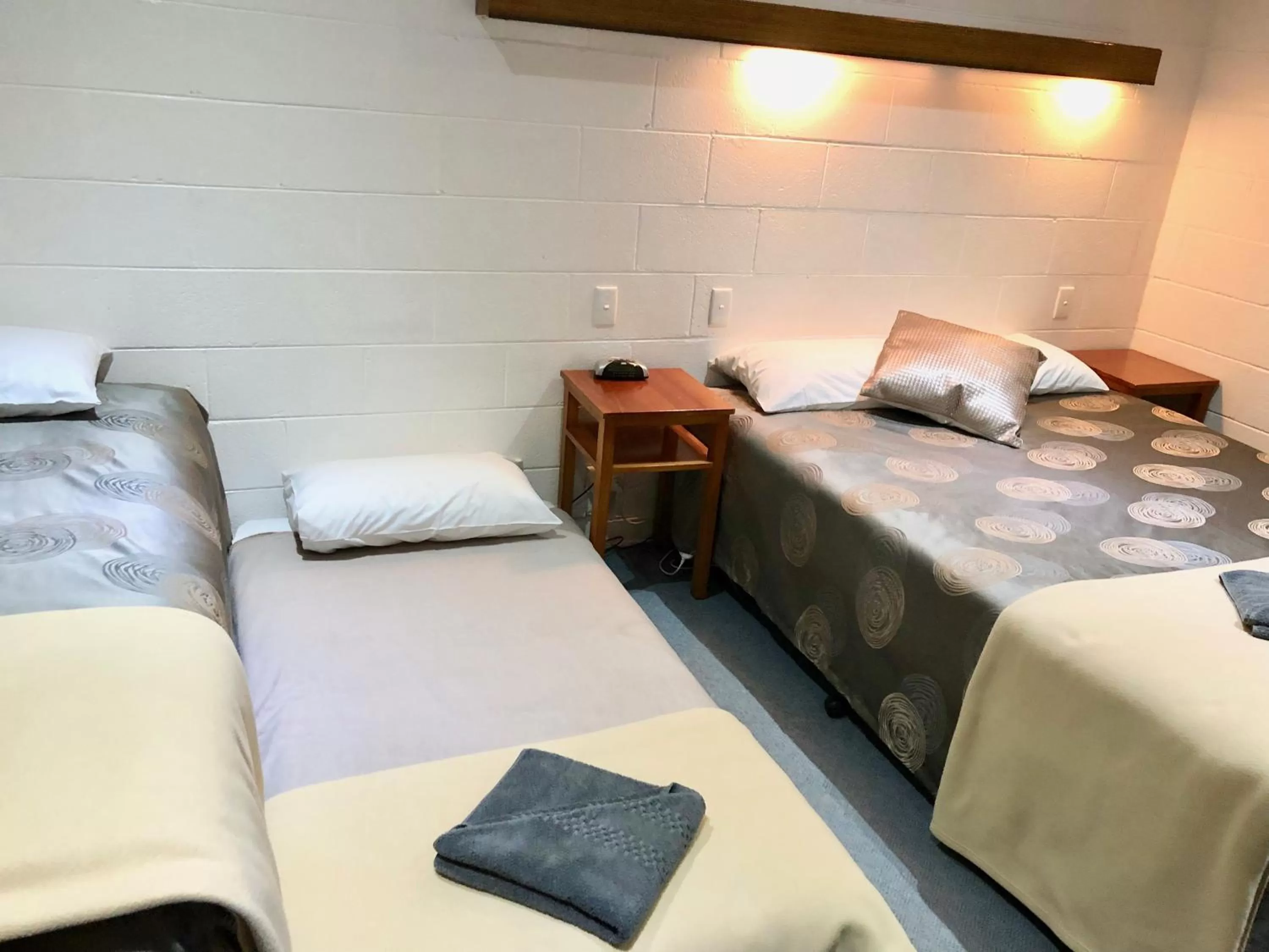 Bed in Byer Fountain Motor Inn