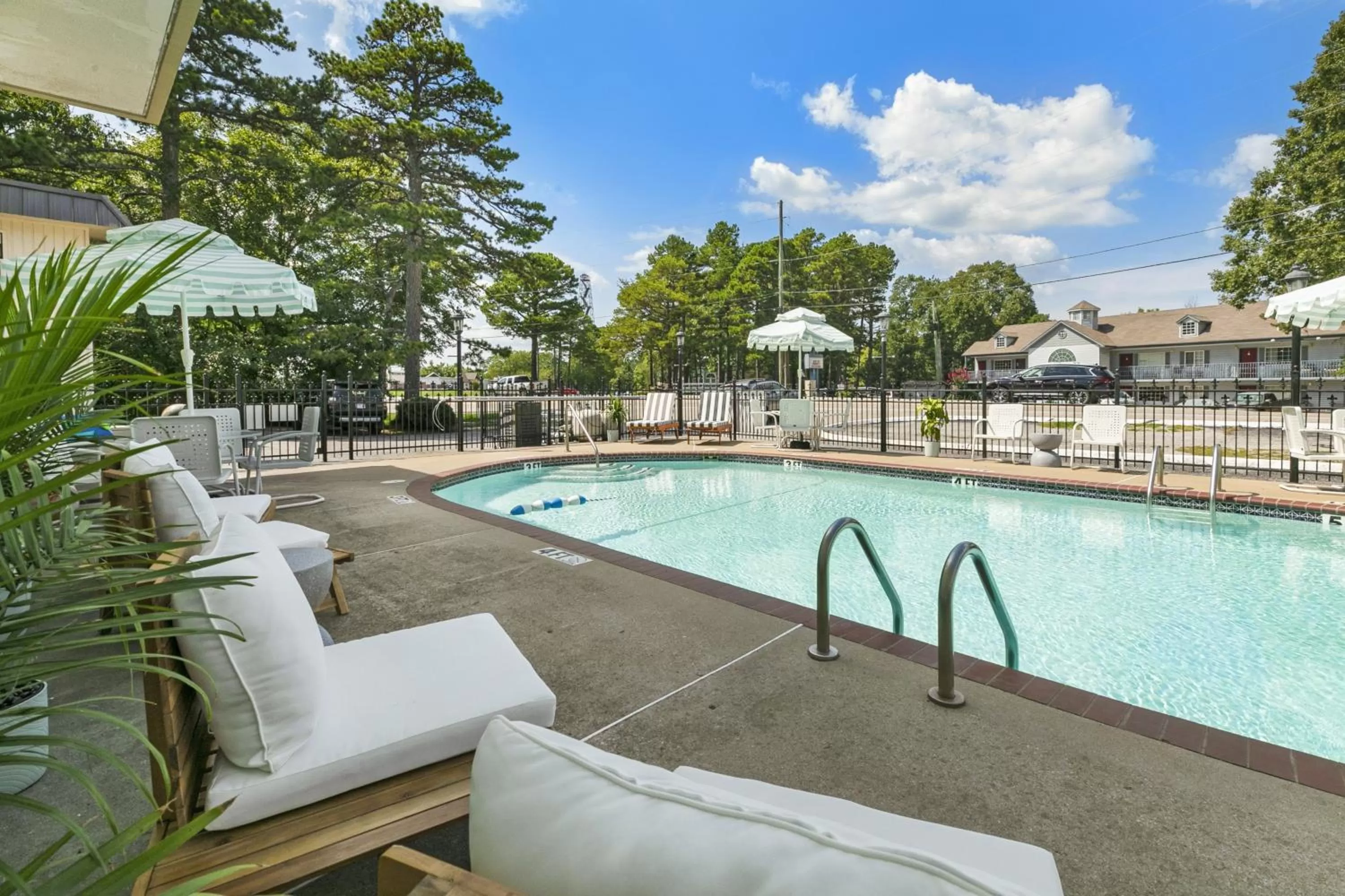 Swimming pool in Candlewick Inn and Suites