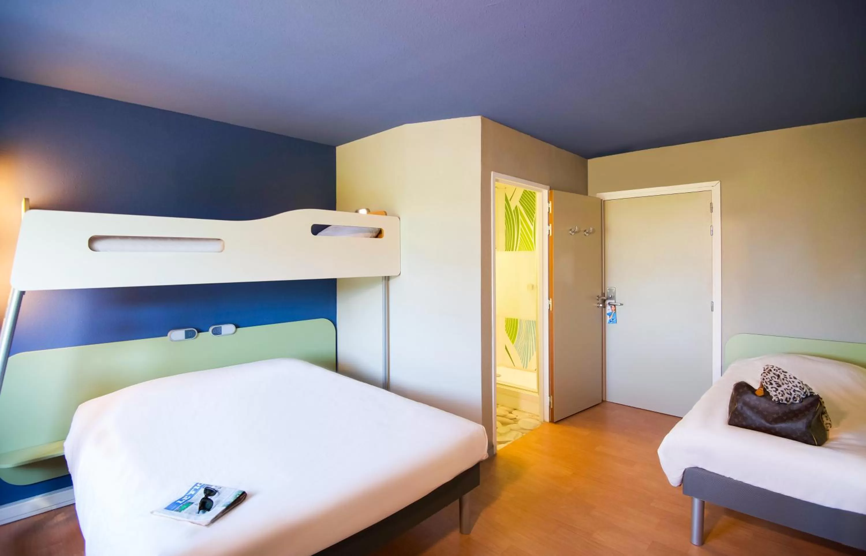 Photo of the whole room, Bed in Ibis Budget Saint-Martin-de-Crau Porte de Camargue