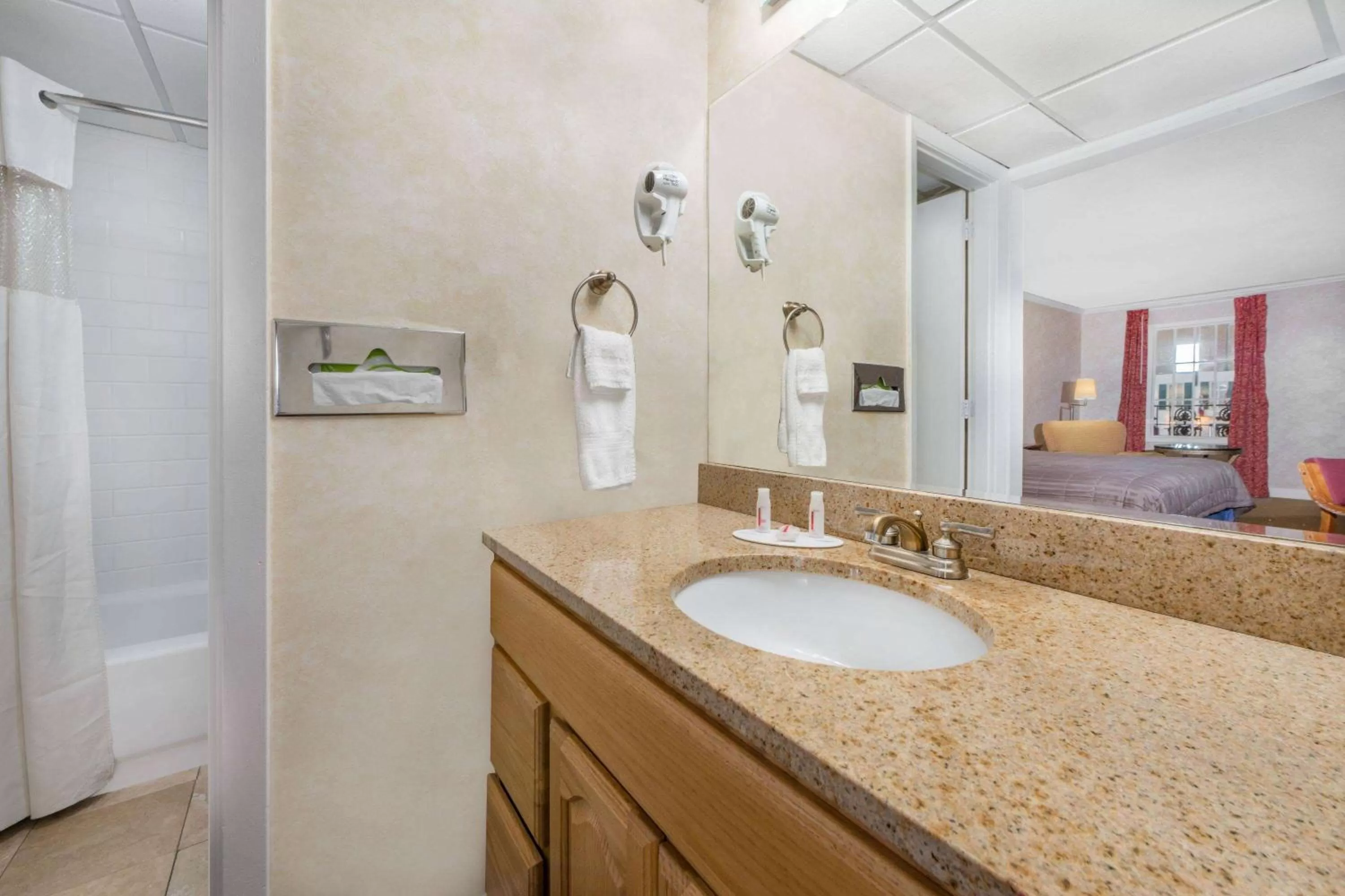 TV and multimedia, Bathroom in Howard Johnson by Wyndham Burlington