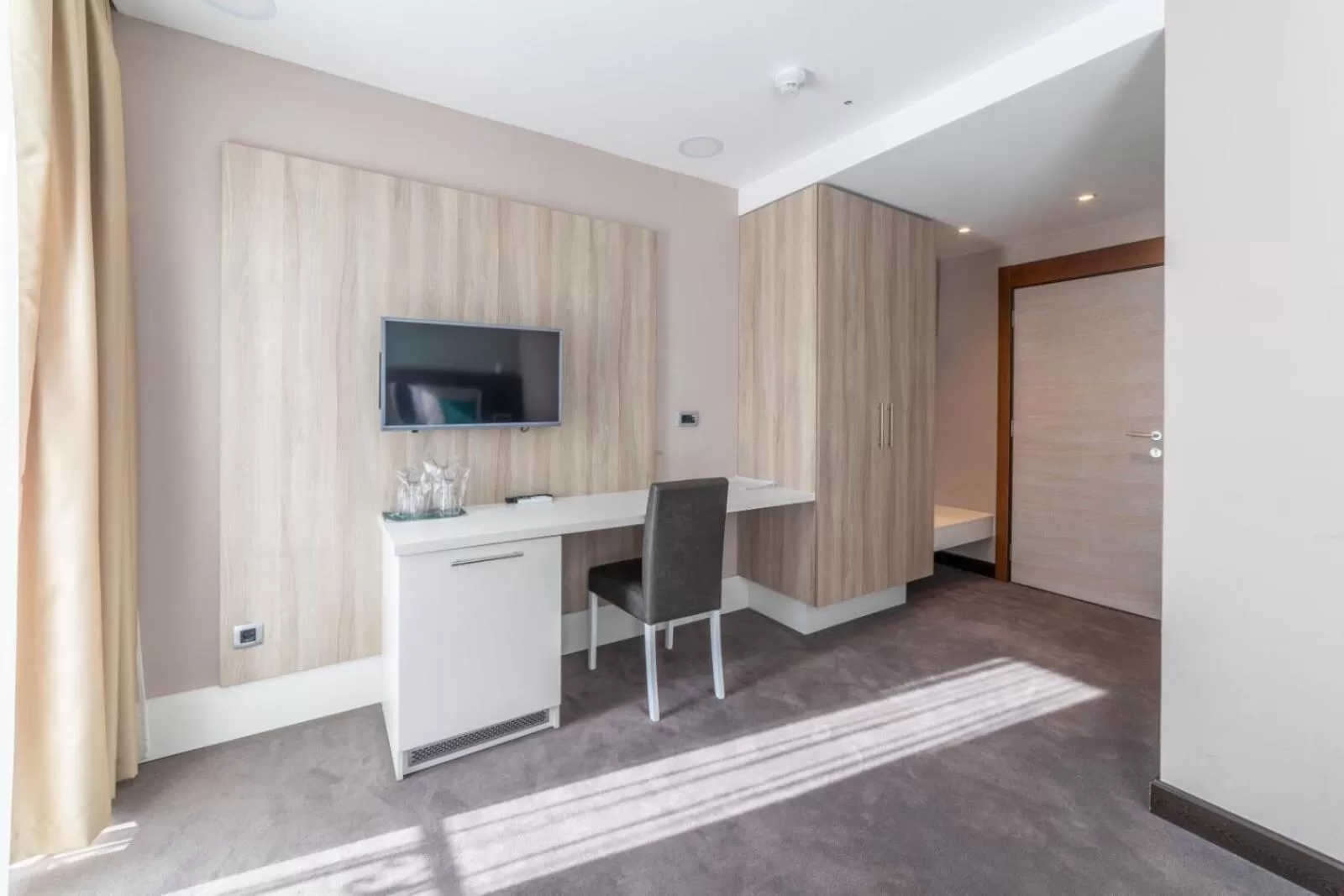 Day, TV/Entertainment Center in Hotel Berane