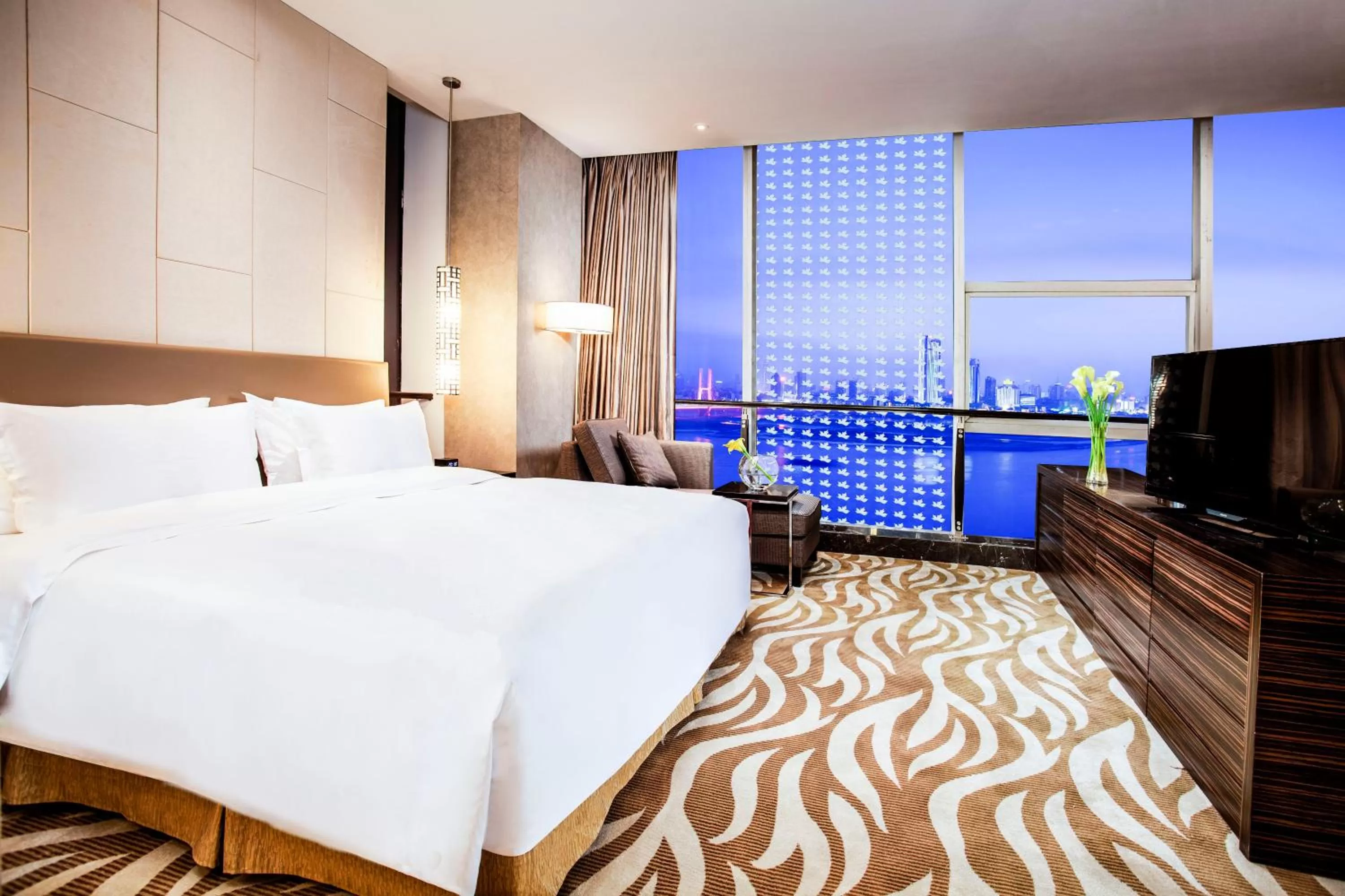 Photo of the whole room, Bed in Holiday Inn Nanchang Riverside by IHG
