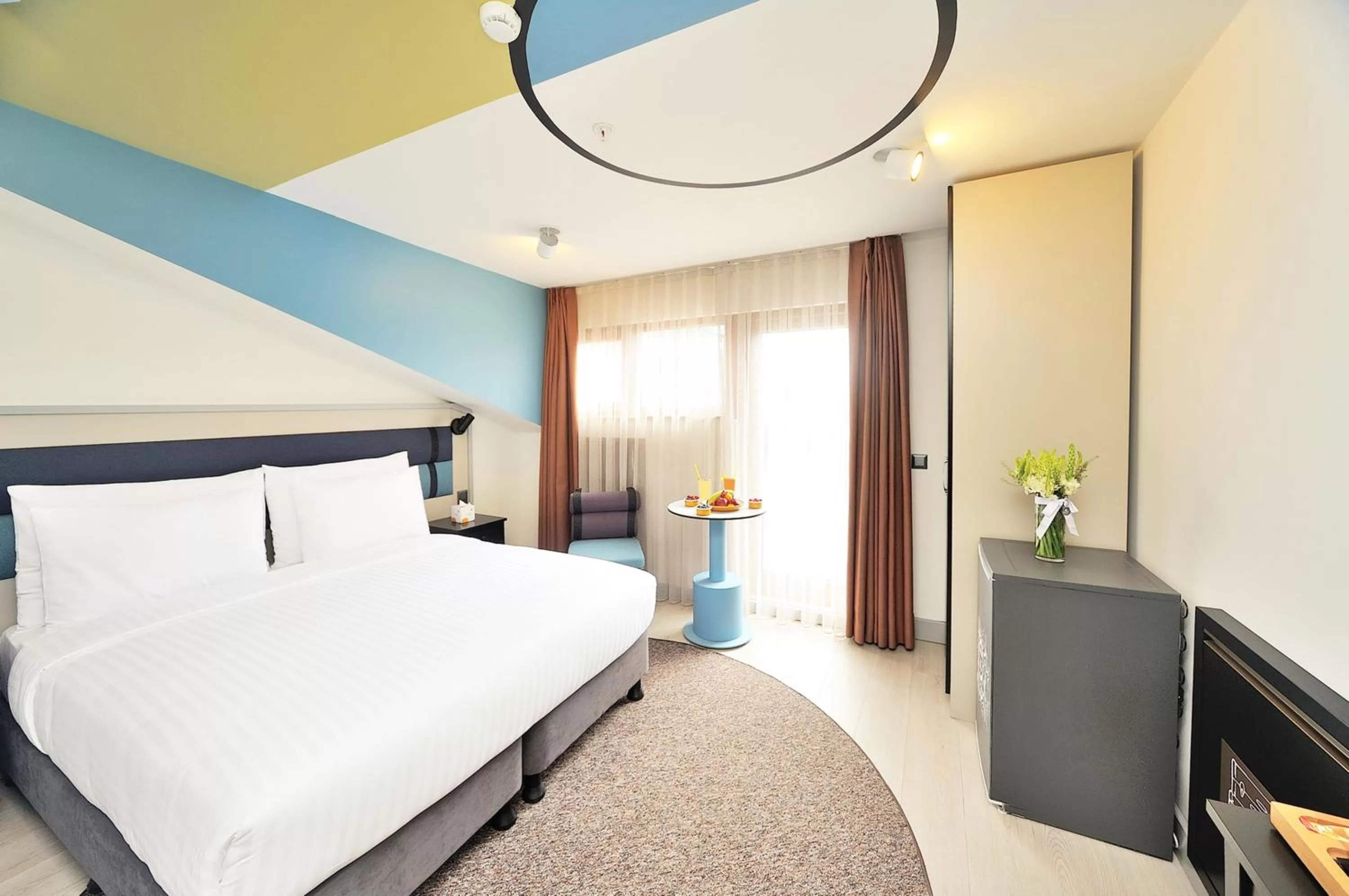 Seating area, Bed in Stayso by Cloud7 Hotels