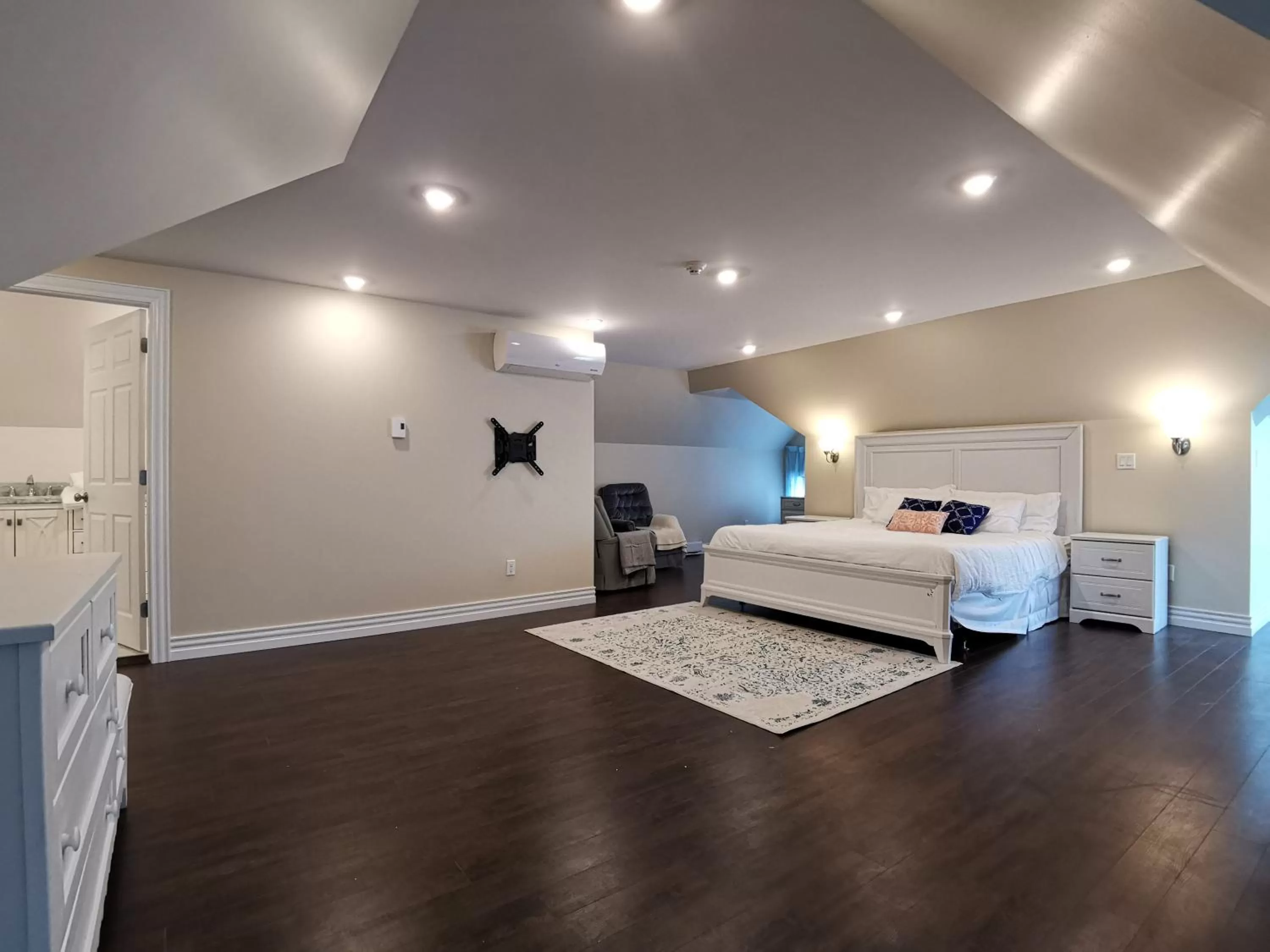 Photo of the whole room, Bed in By The River B&B