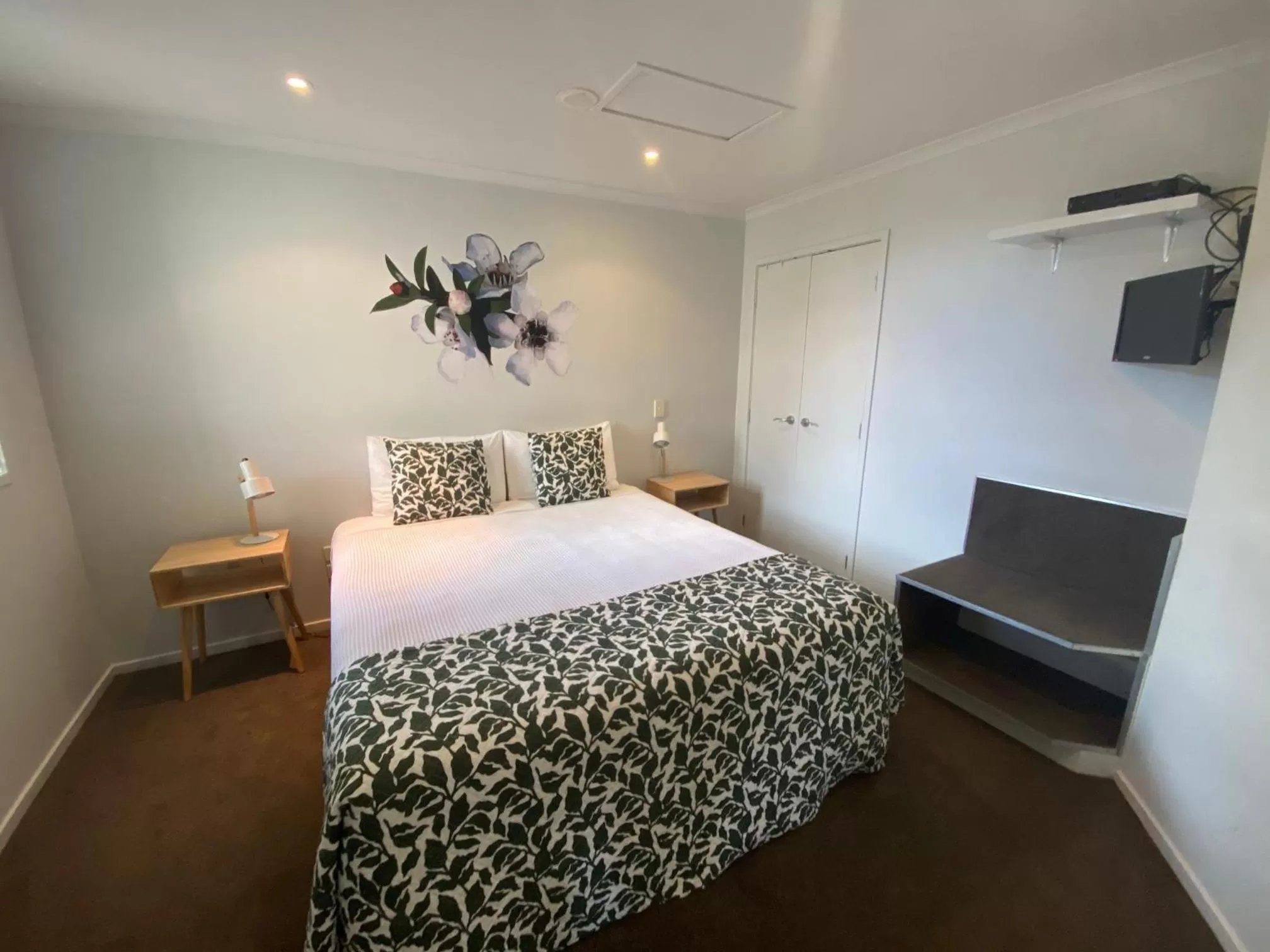 Bedroom, Bed in Alpine Lake Motel