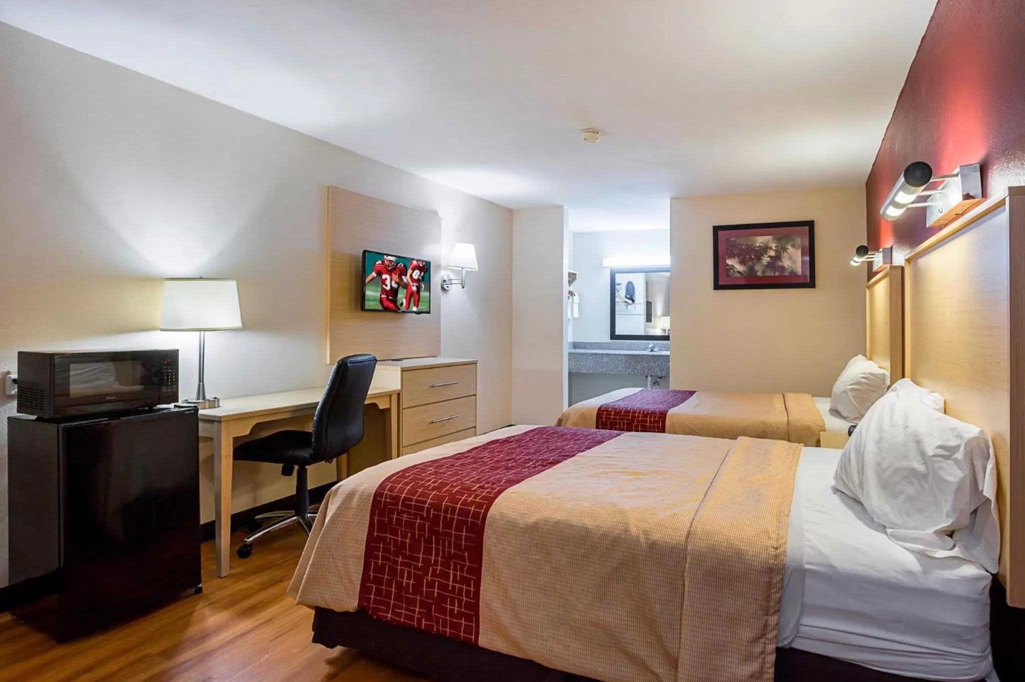 Photo of the whole room, Bed in Red Roof Inn West Memphis, AR