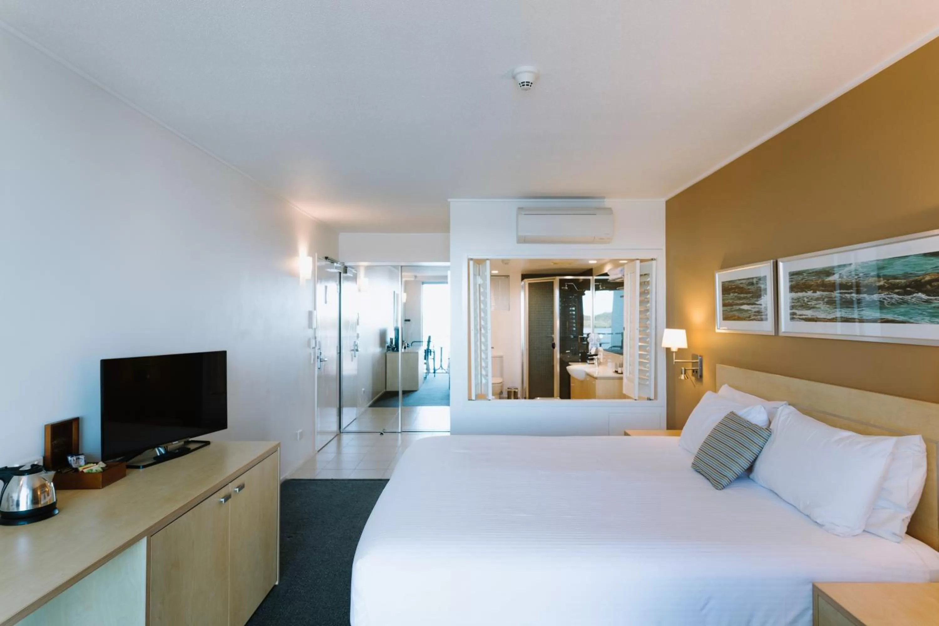 Bed in Ramada Hotel & Suites by Wyndham Ballina Byron