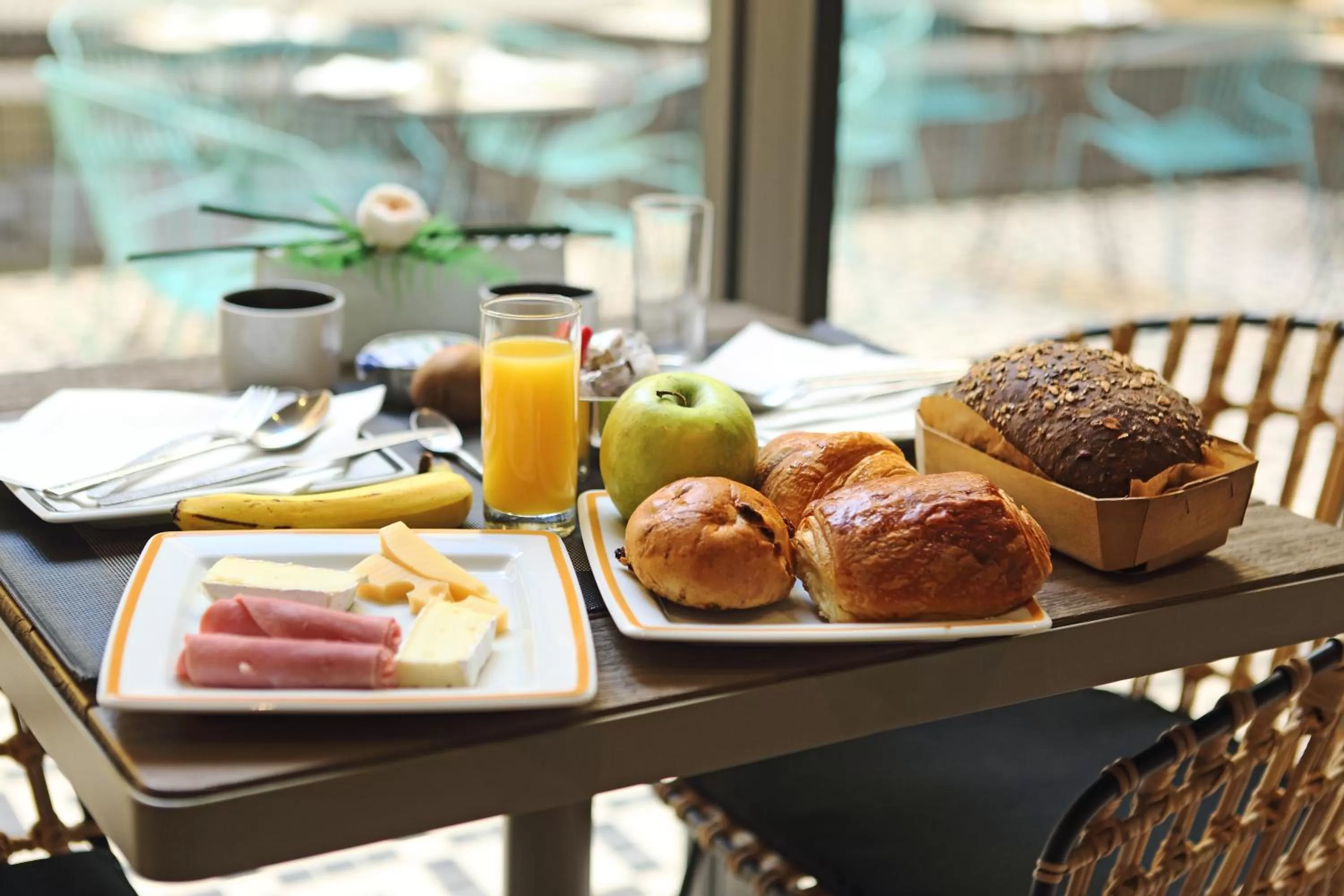 Breakfast in Best Western Plus Hôtel La Joliette