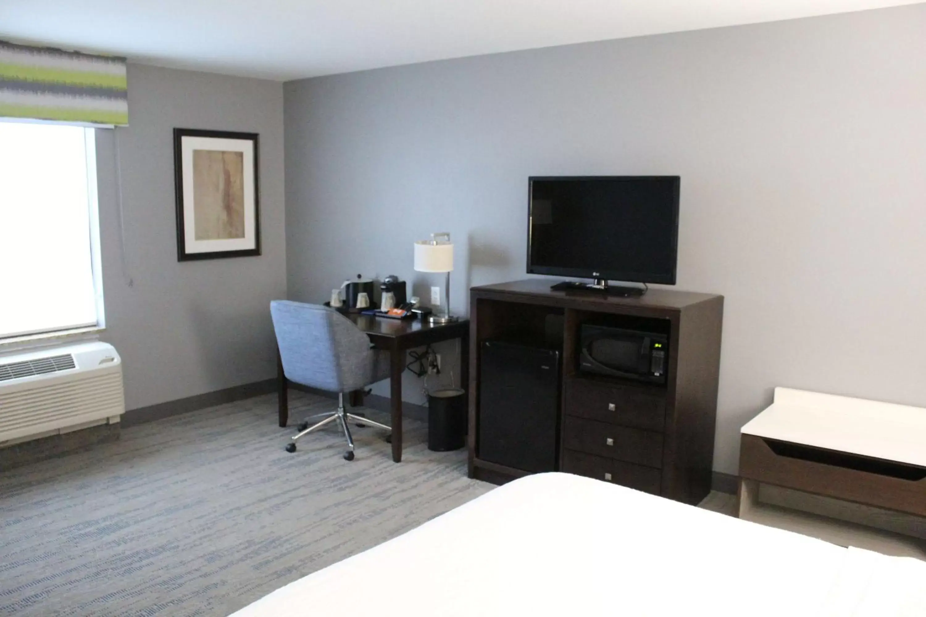 King Room - Hearing Accessible-Non-Smoking in Hampton Inn Indianapolis NW/Zionsville King Room - Hearing Accessible-Non-Smoking in Hampton Inn Indianapolis NW/Zionsville