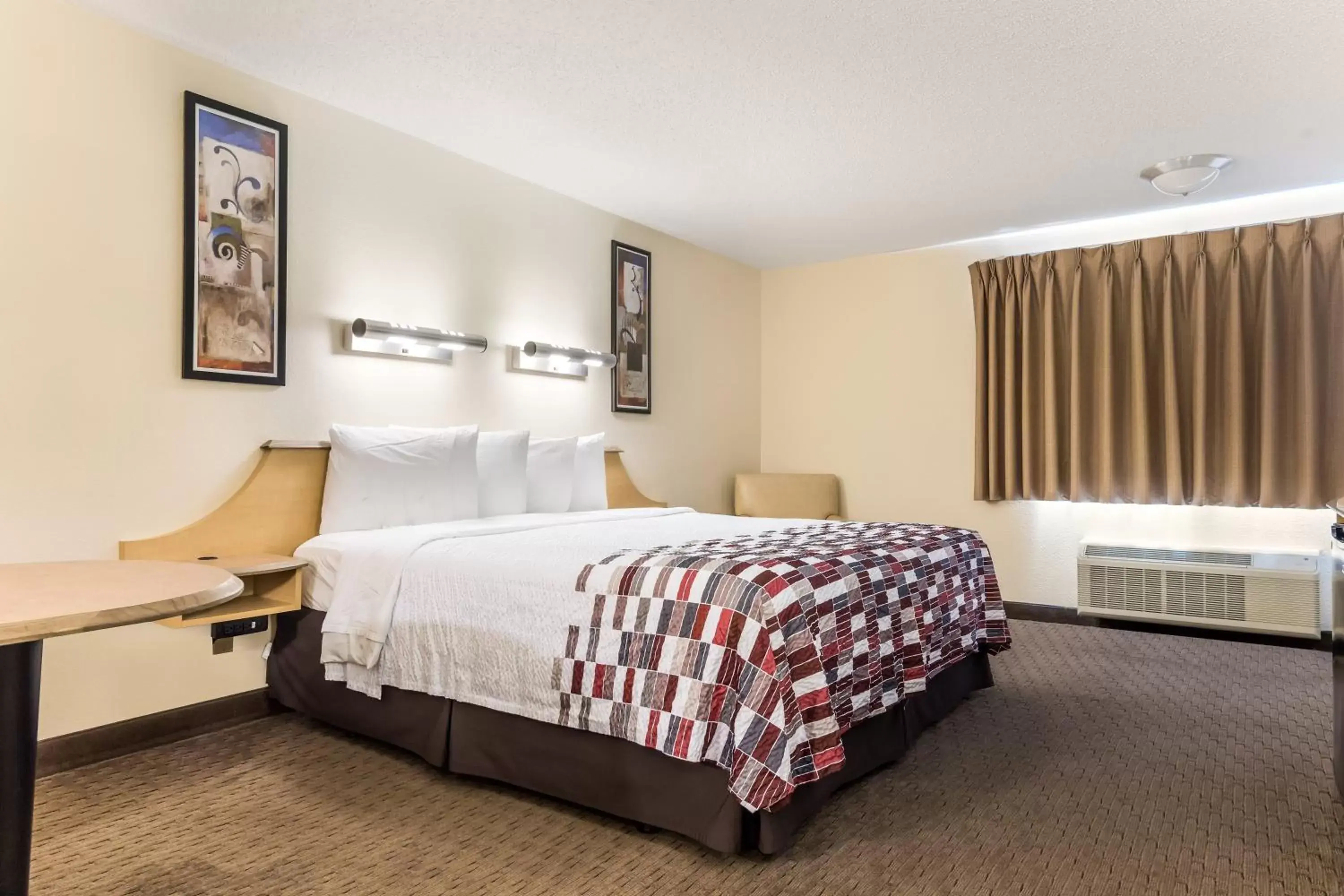 Deluxe King Room Disability Access Smoke Free in Red Roof Inn Cleveland Airport - Middleburg Heights Deluxe King Room Disability Access Smoke Free in Red Roof Inn Cleveland Airport - Middleburg Heights