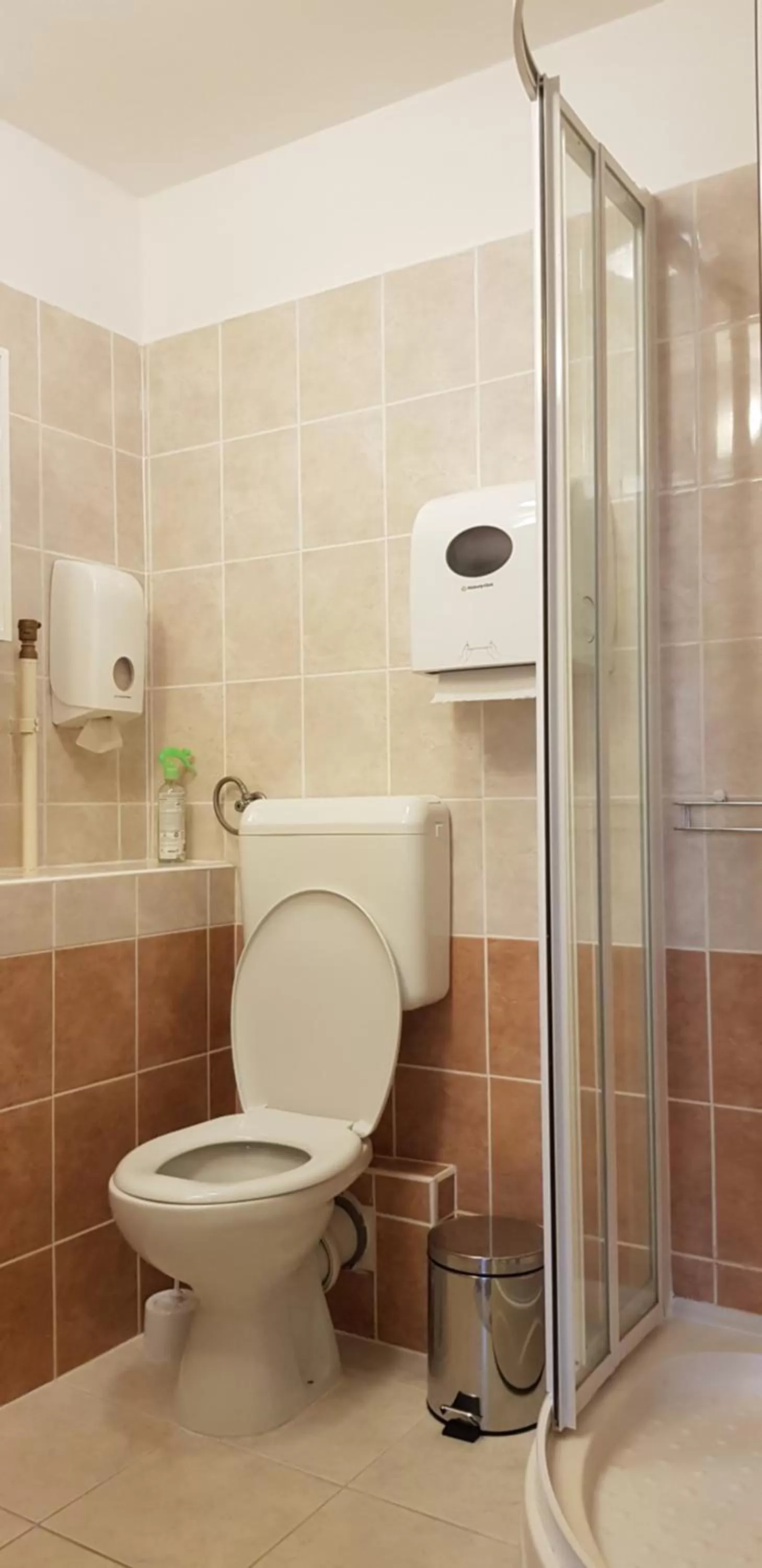 Shower in Central Panzió Gyula