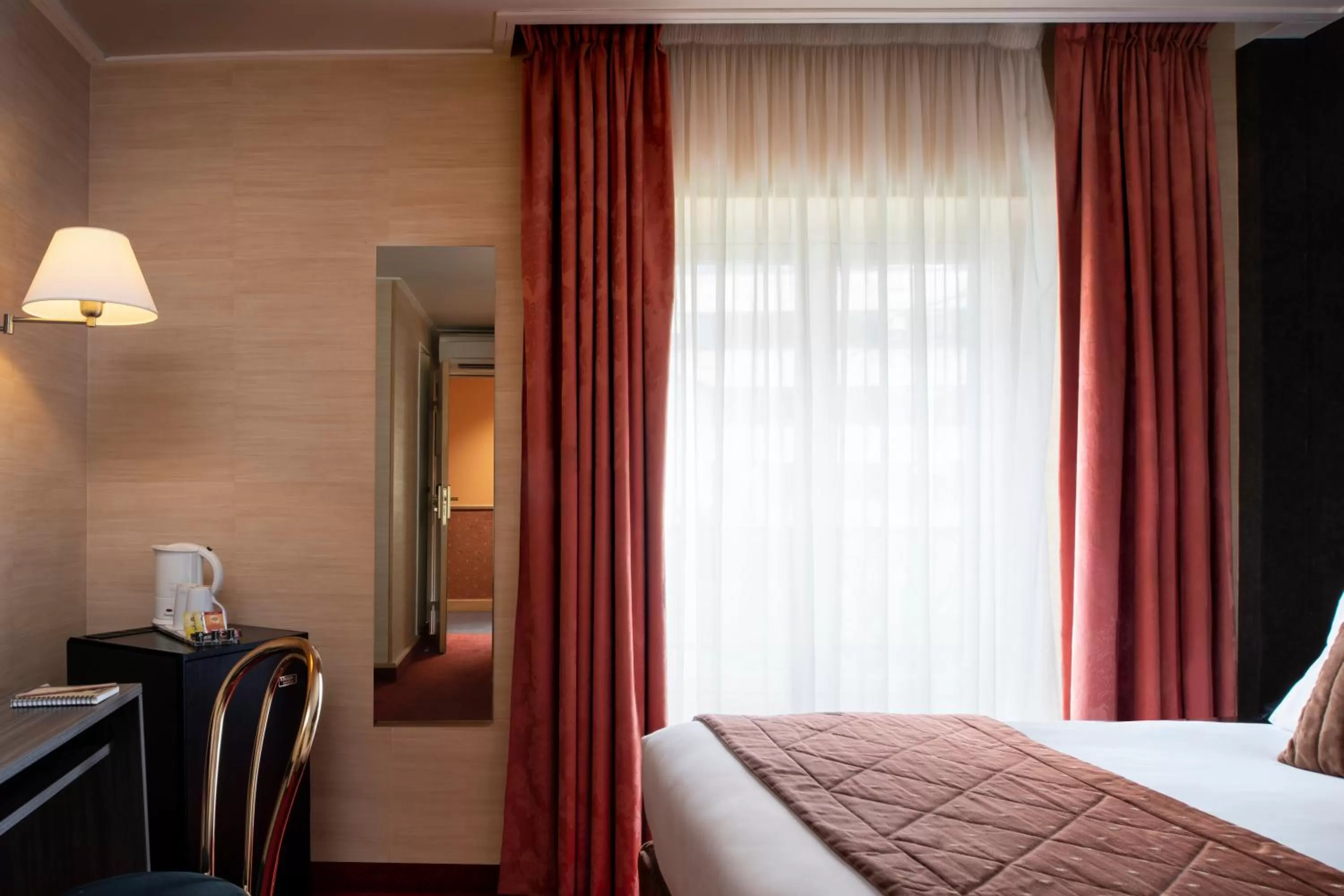 Photo of the whole room, Bed in Abaca Messidor by Happyculture