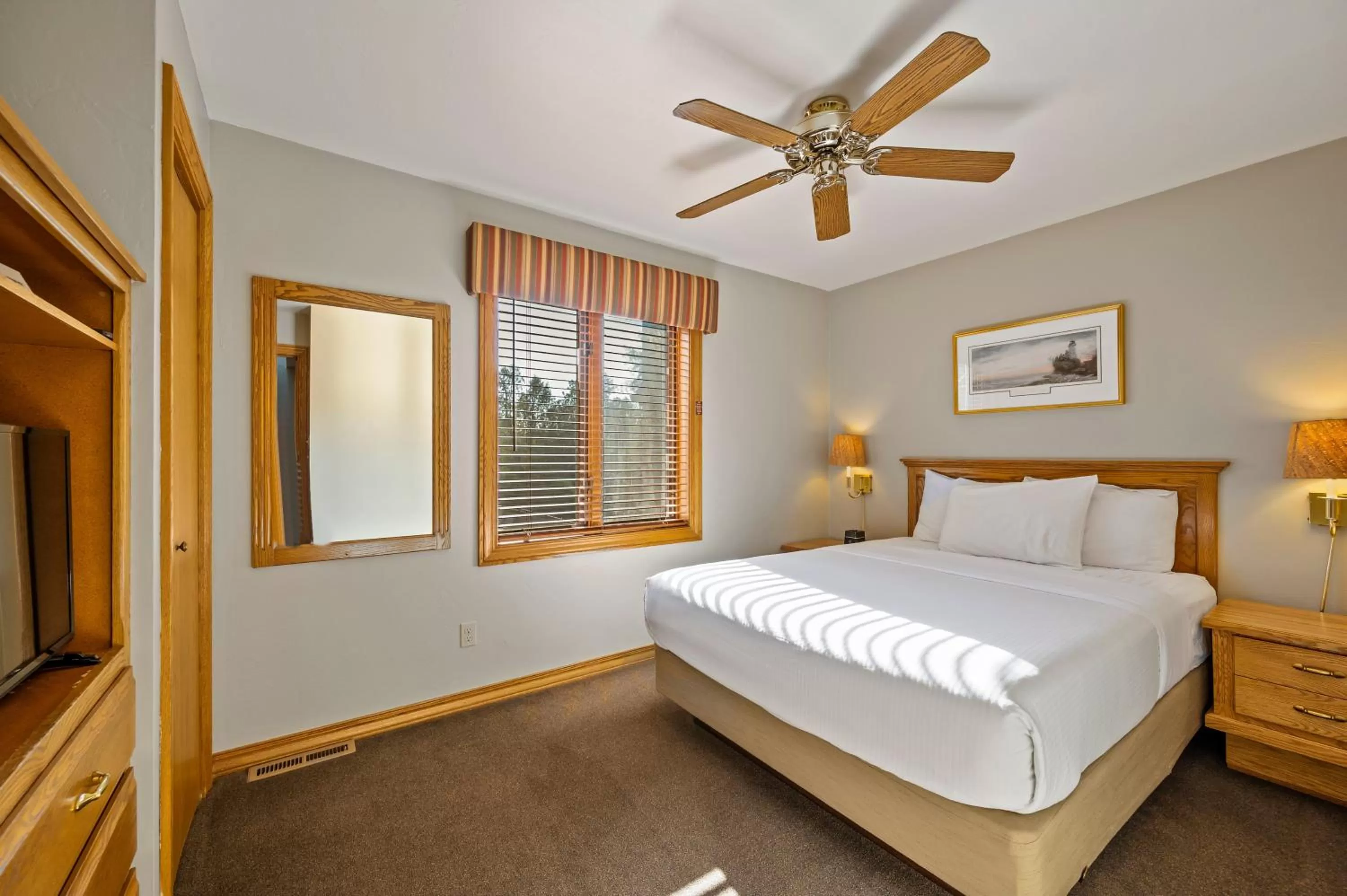 Bedroom, Bed in Evergreen Hill Condominiums