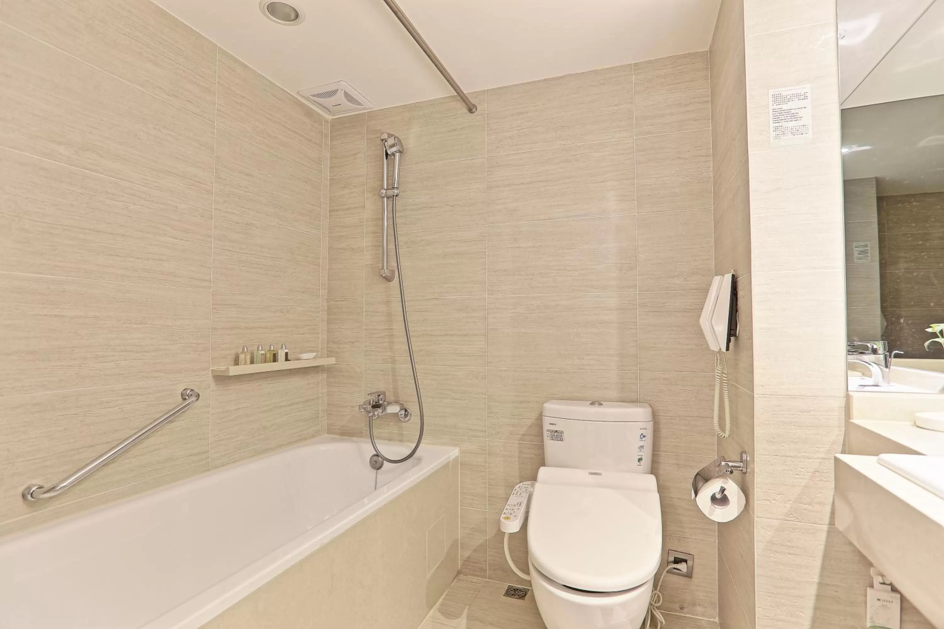 Toilet in Santos Hotel