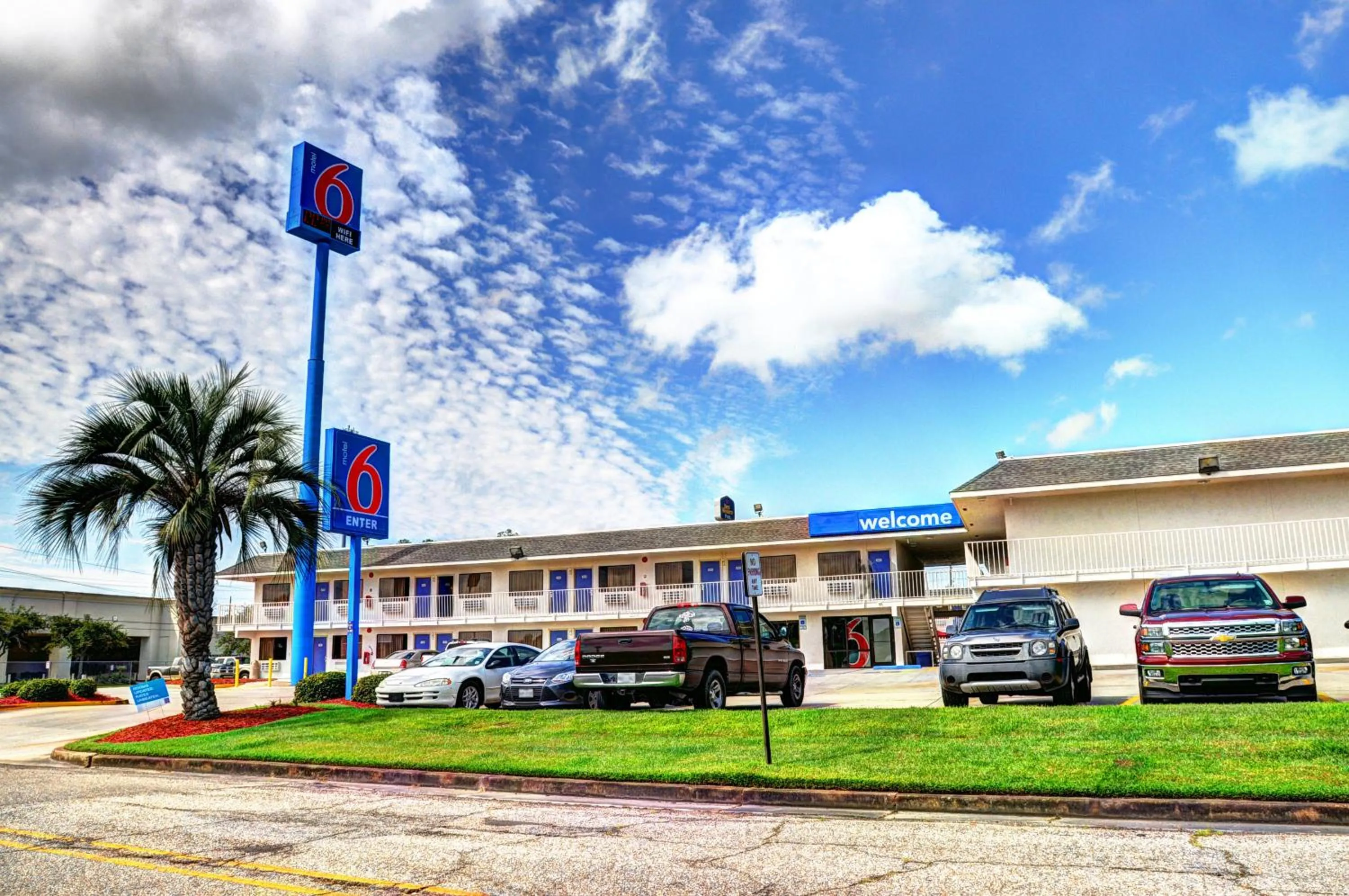 Facade/entrance in Motel 6-Slidell, LA - New Orleans