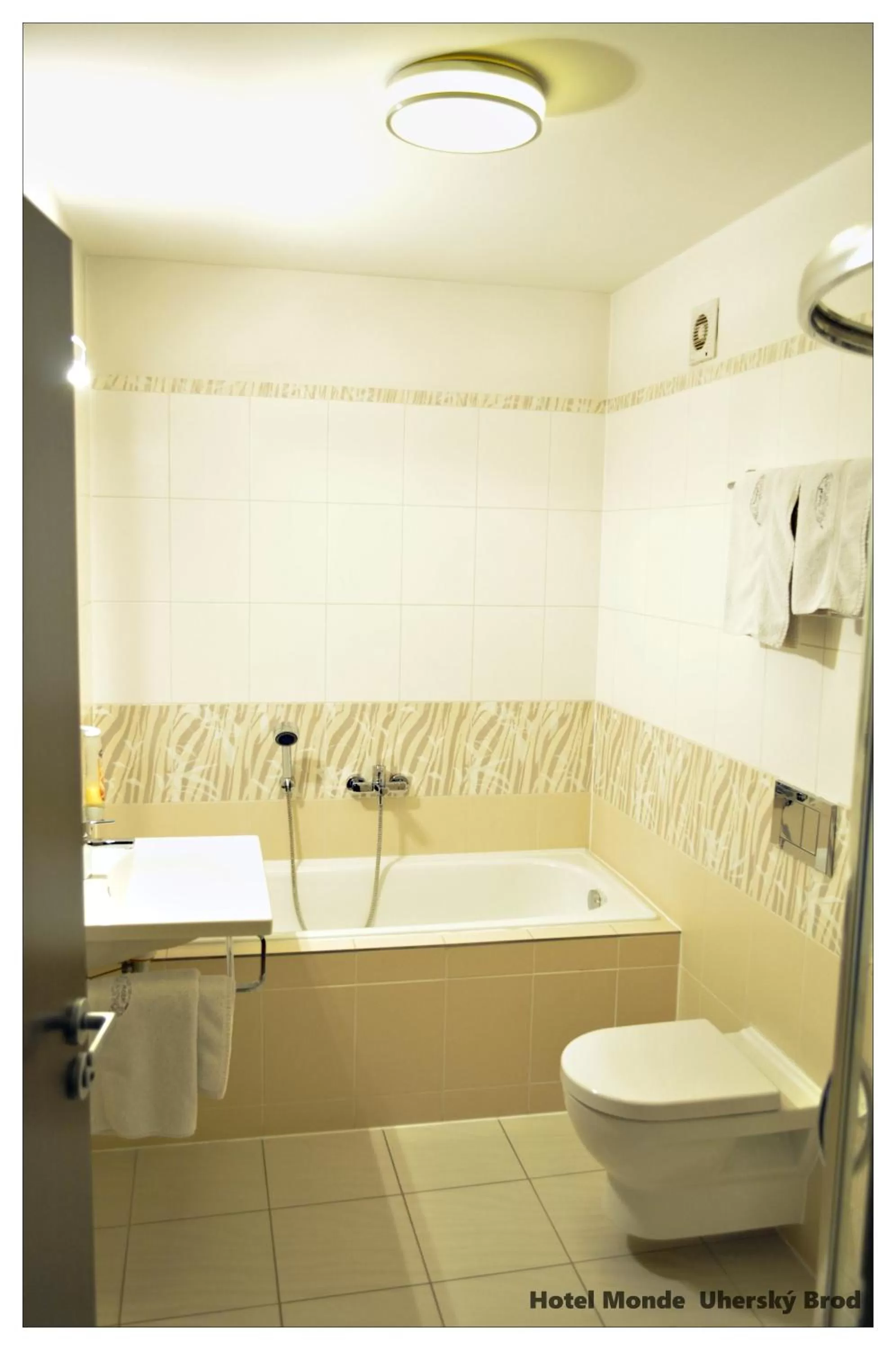 Bathroom in Hotel Monde