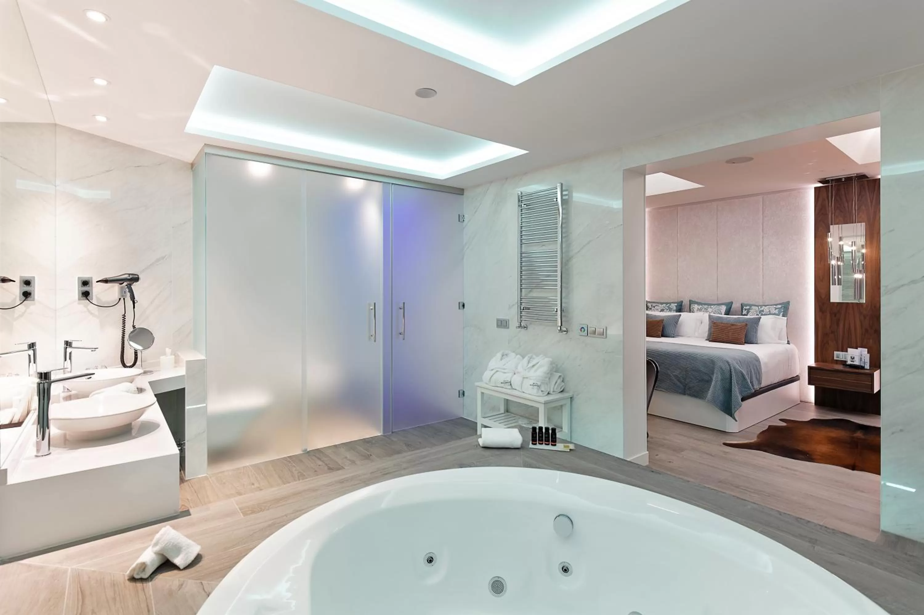 Bathroom, Bed in Grupotel Mayorazgo