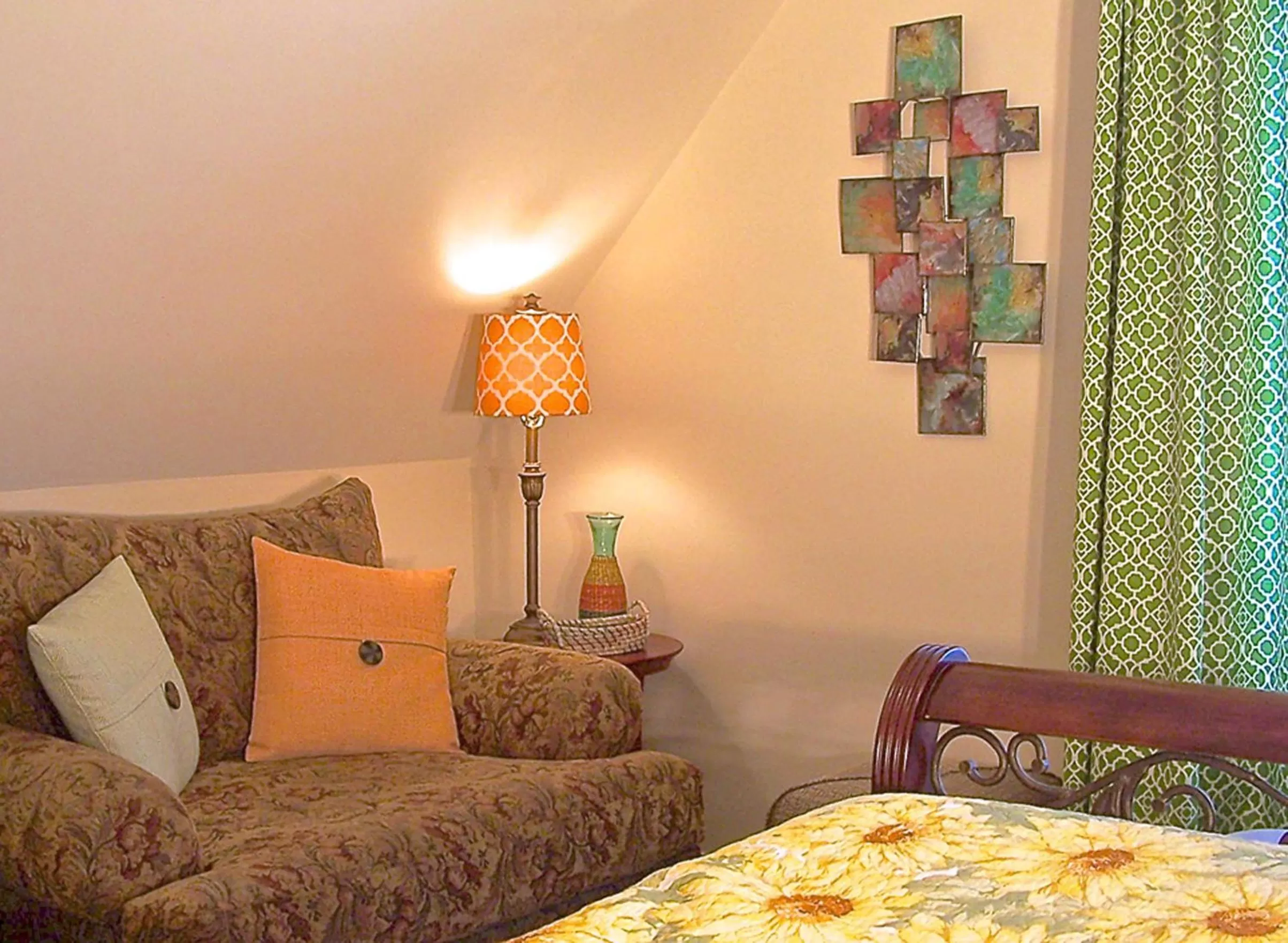 Decorative detail, Bed in Lyndon House Bed & Breakfast