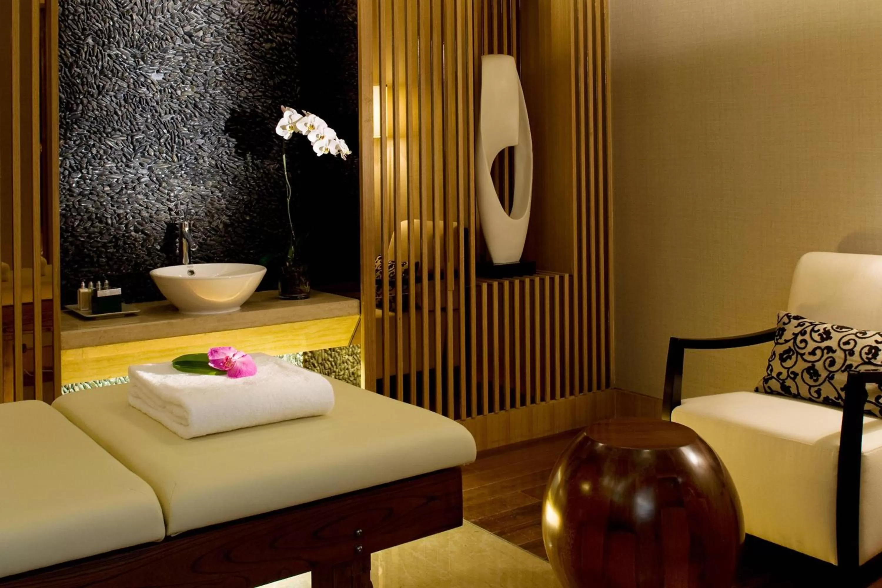 Spa and wellness centre/facilities, Bed in Ningbo Marriott Hotel