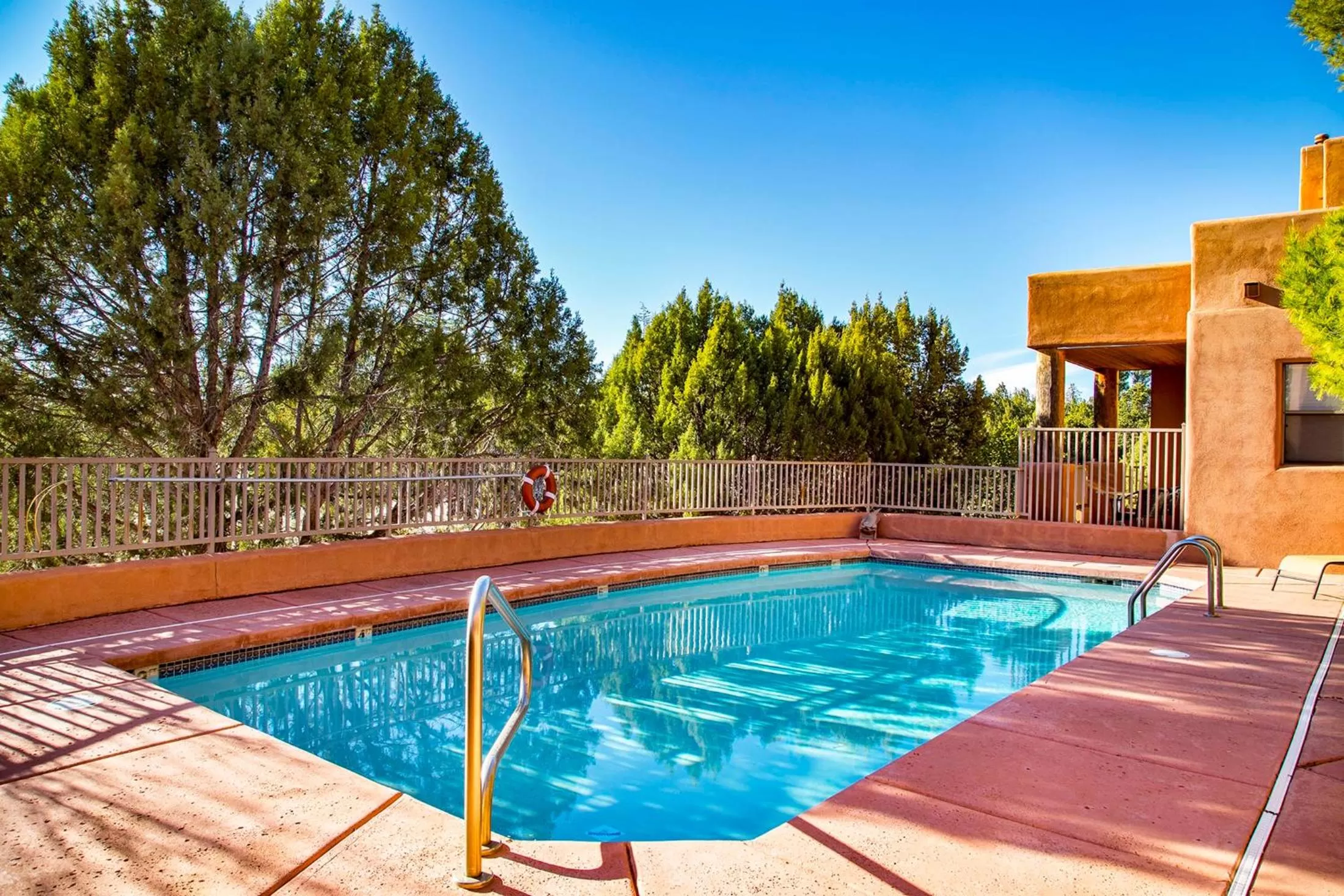 Swimming pool in Alma De Sedona Inn B&B