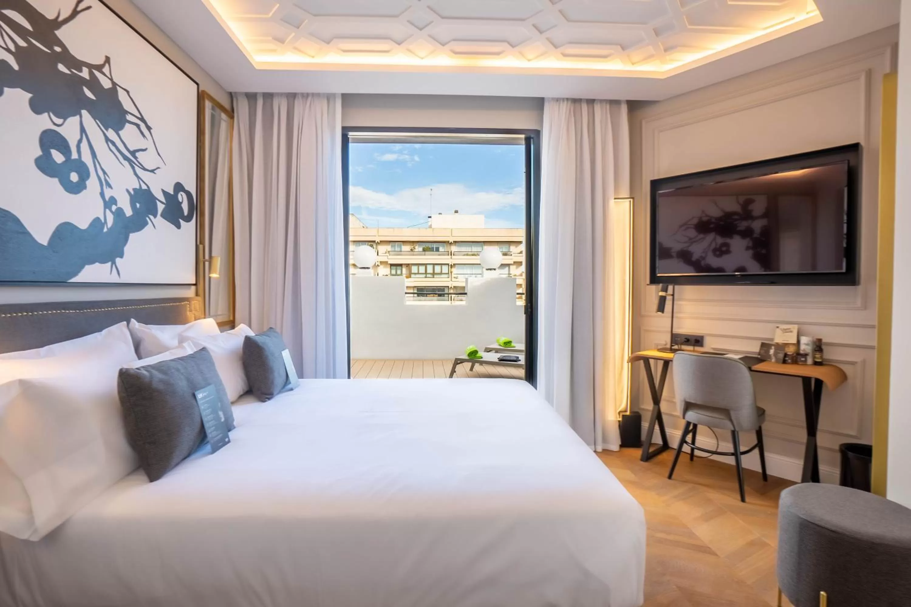 Photo of the whole room, Bed in L&H Gran Vía Valencia
