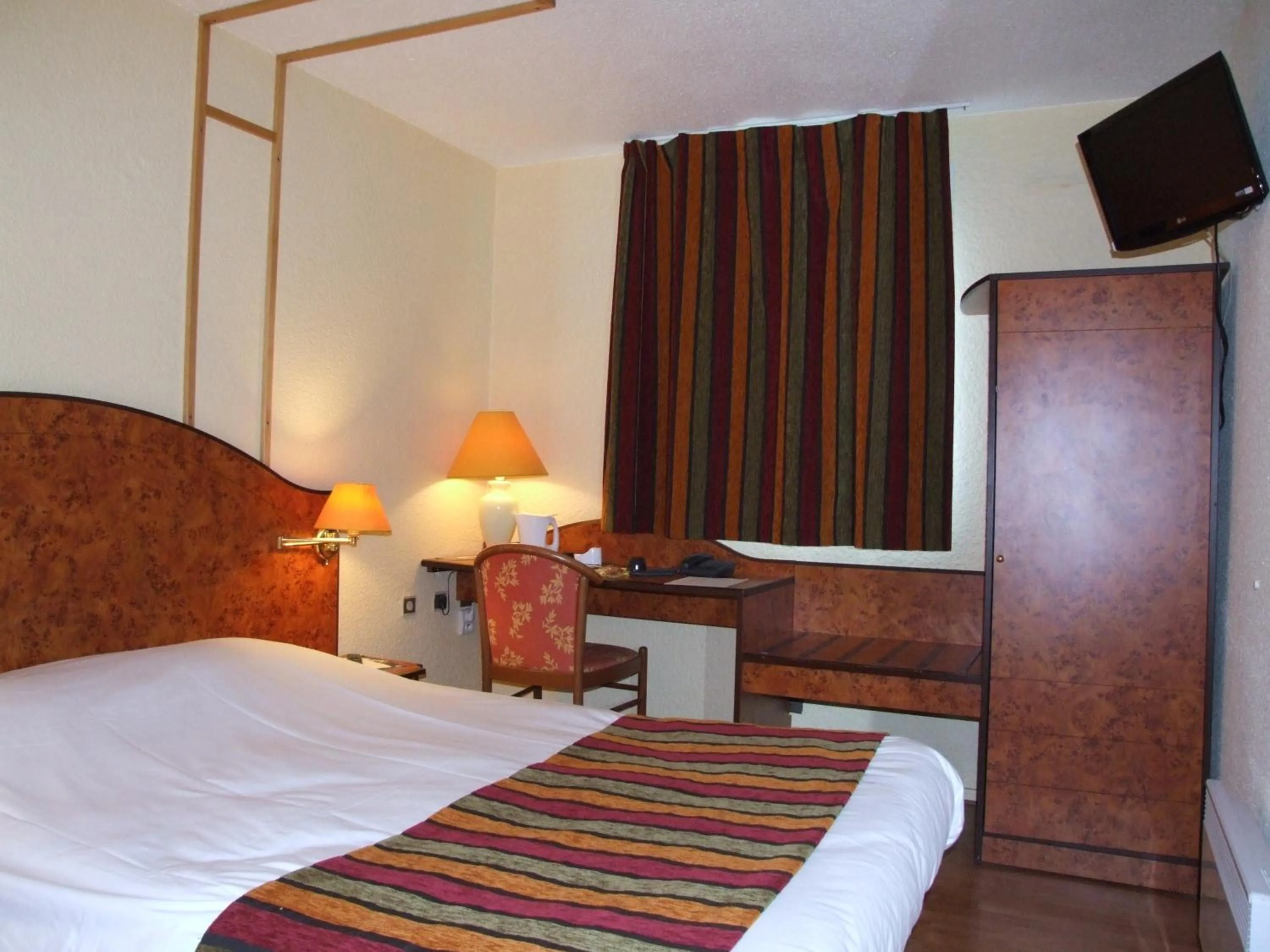 Photo of the whole room, Bed in Logis Cottage Hôtel