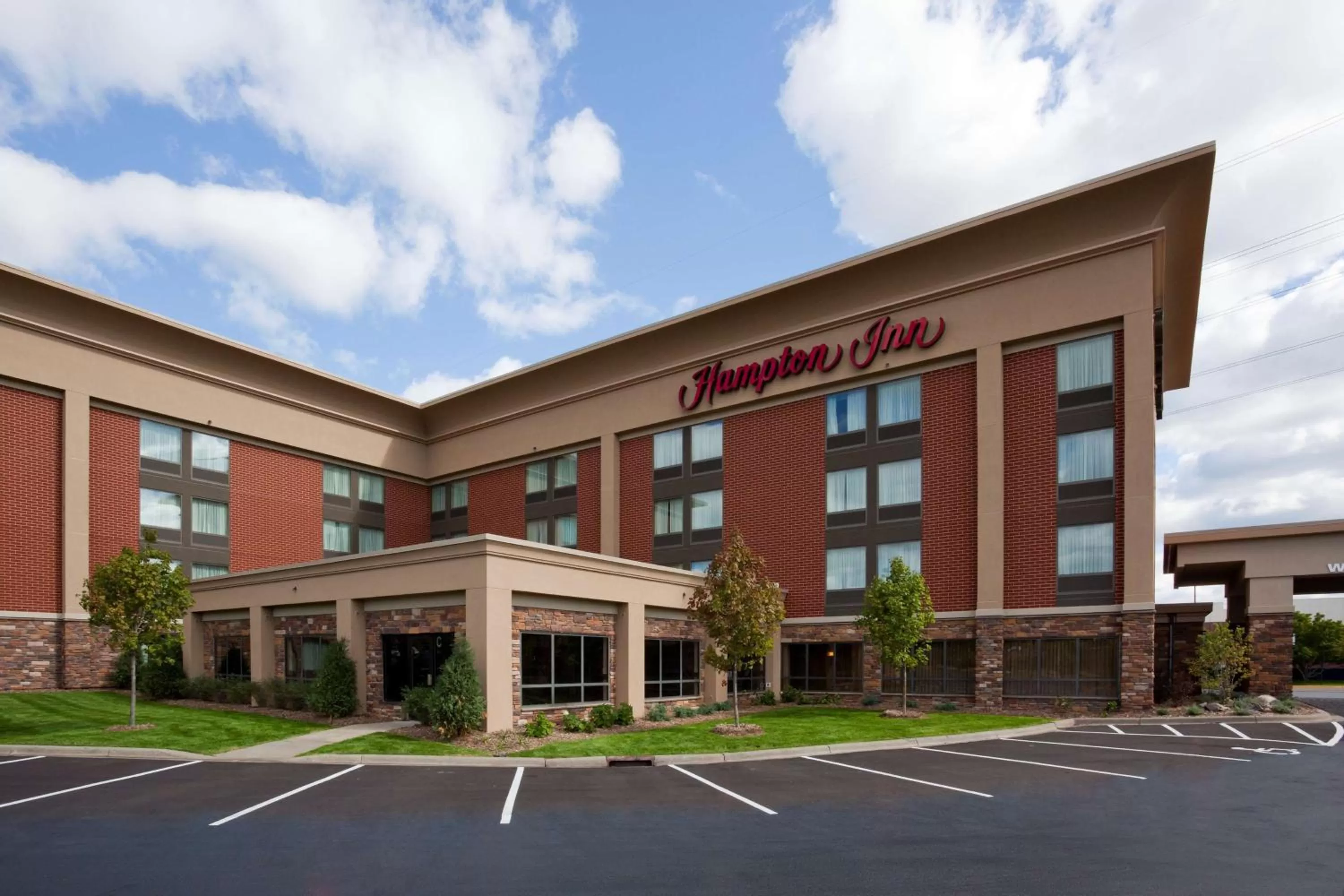 Property building in Hampton Inn Minneapolis Northwest Maple Grove