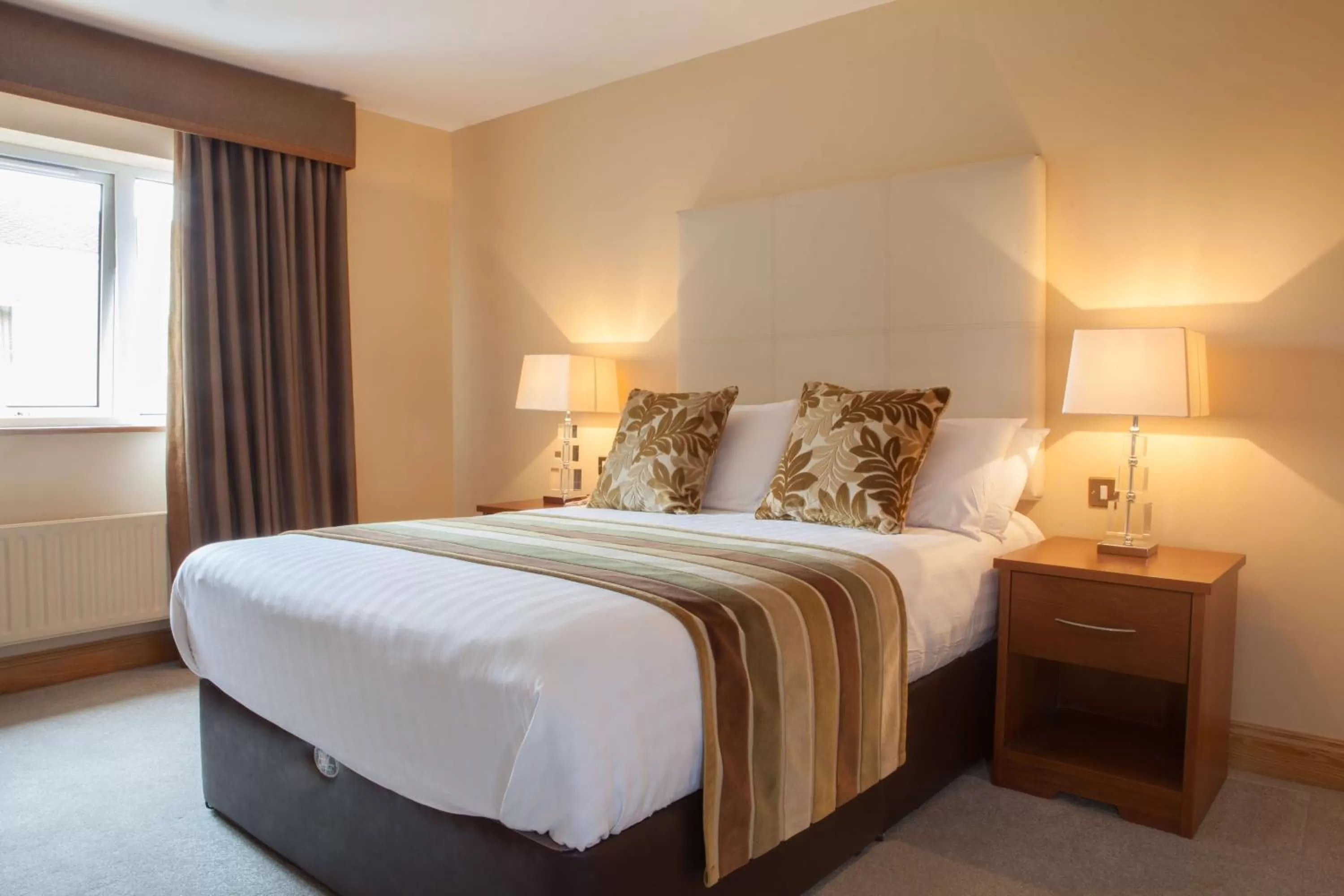 Bedroom, Bed in Four Seasons Hotel & Leisure Club