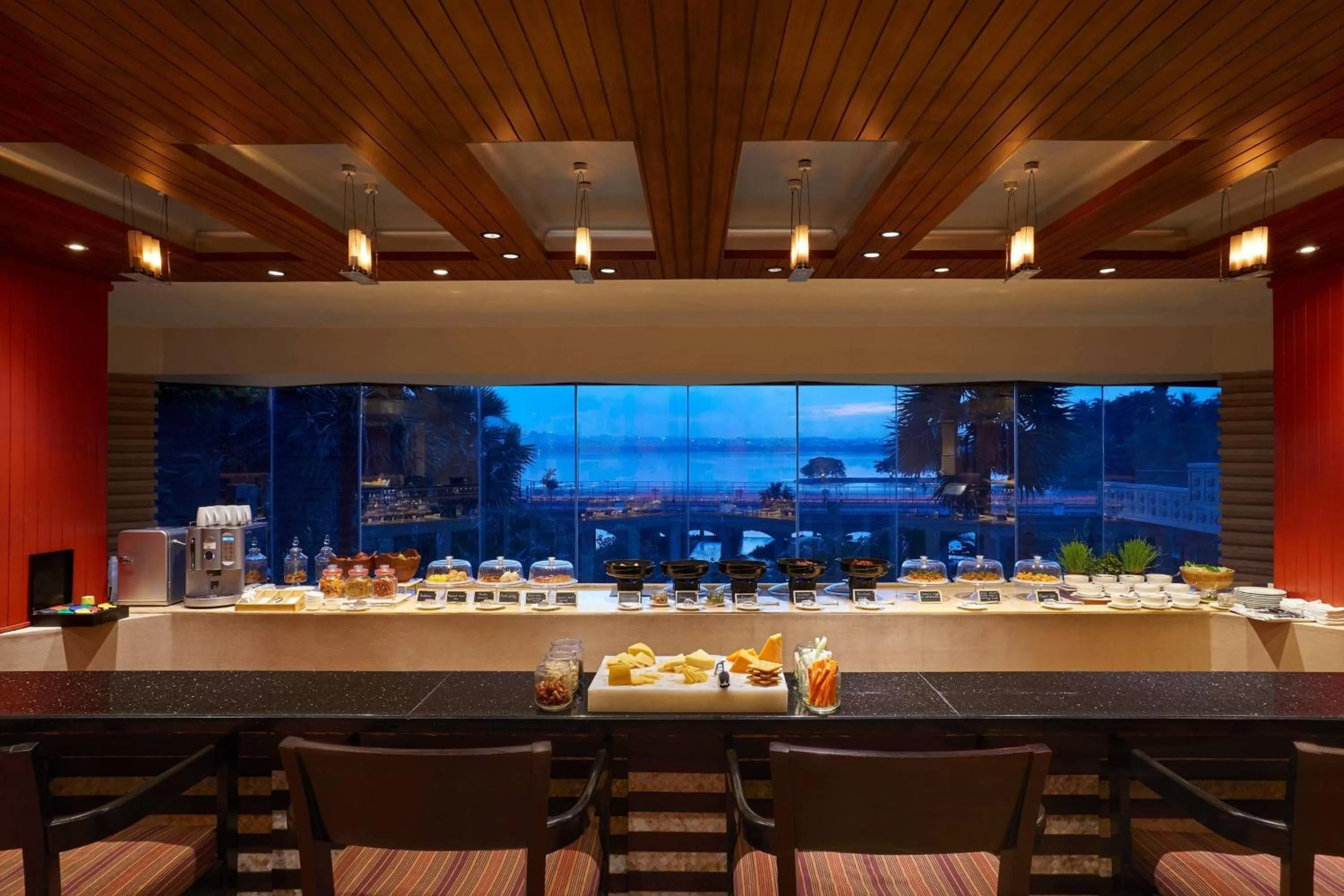 Lounge or bar in Hyderabad Marriott Hotel & Convention Centre