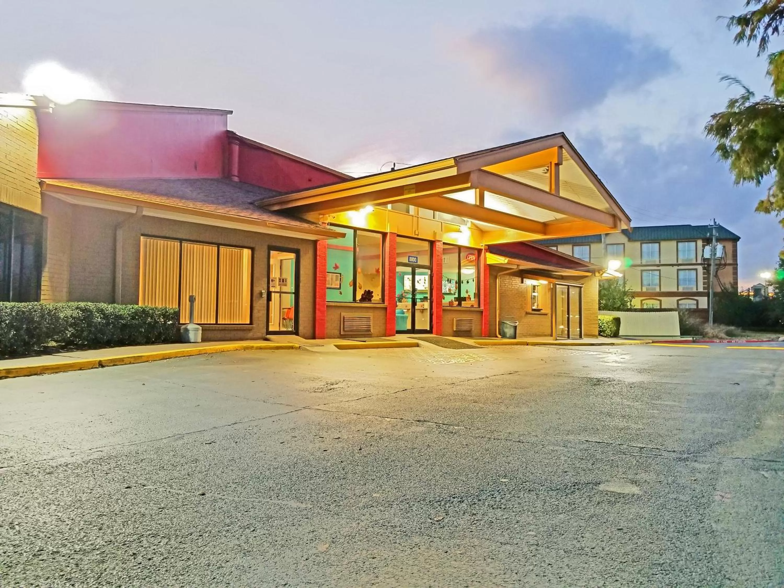 Property building in Howard Johnson by Wyndham Houston Hobby Airport