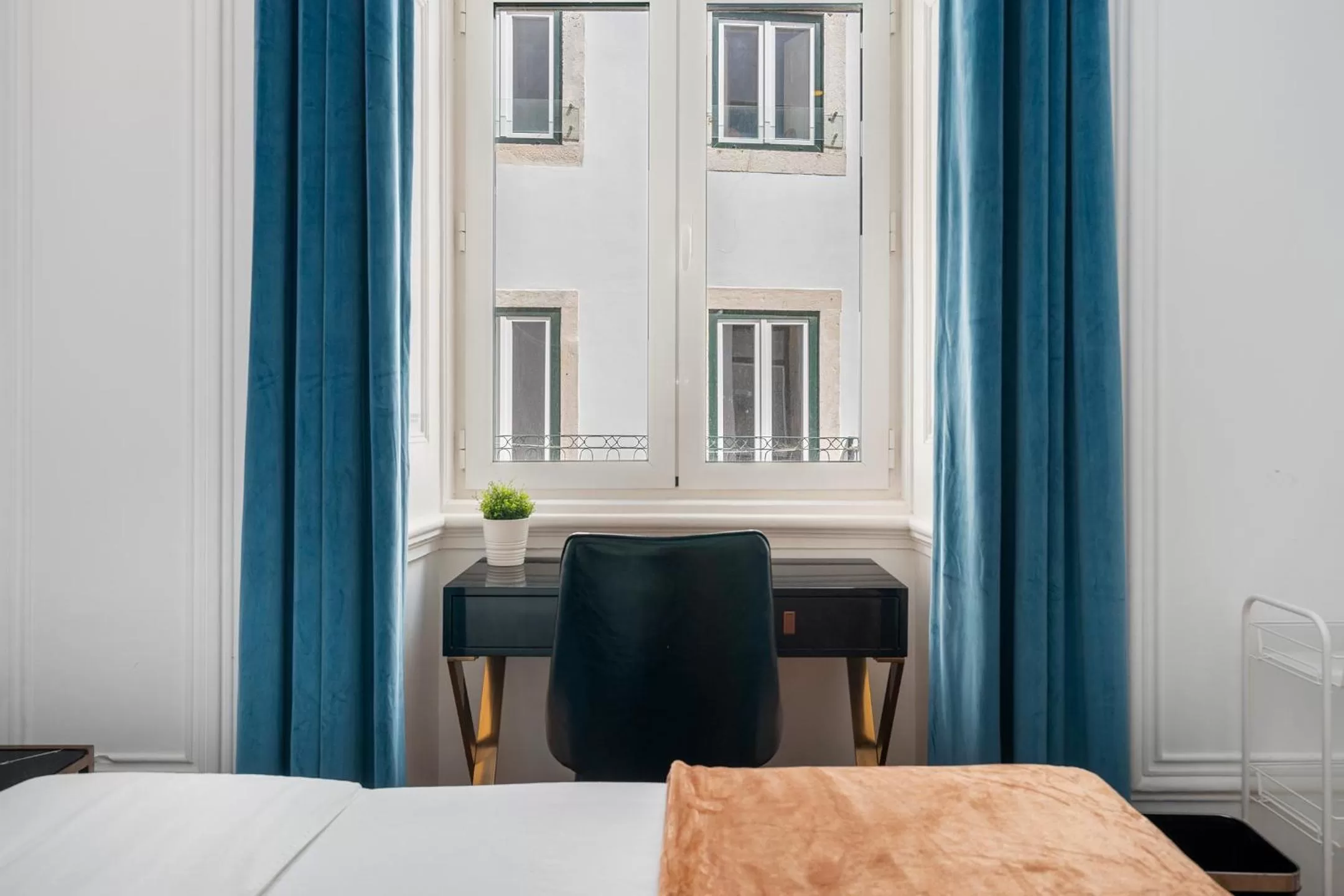 Seating area, Bed in Lisbon 5 Hotel