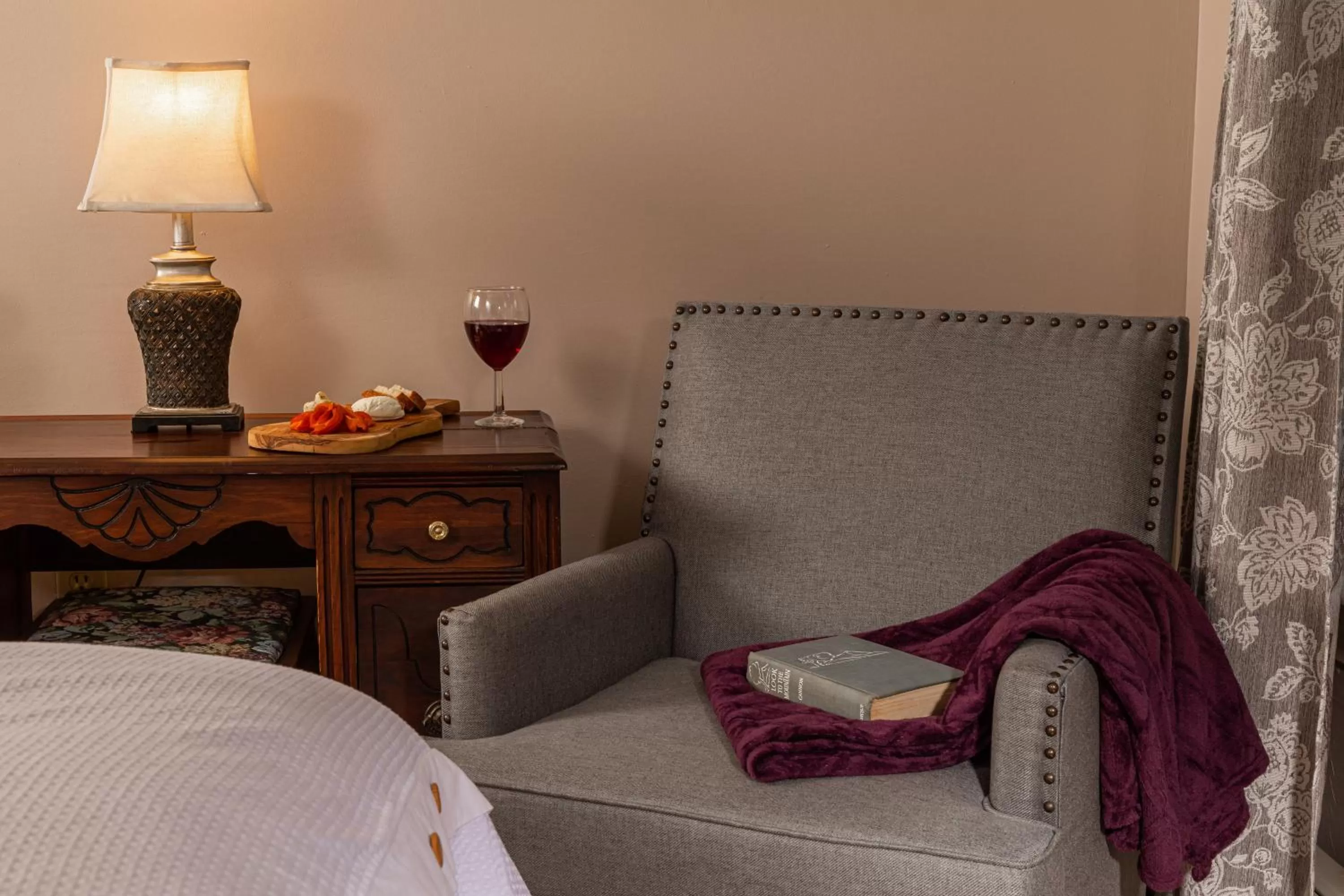 Seating area, Bed in Rosemont Inn
