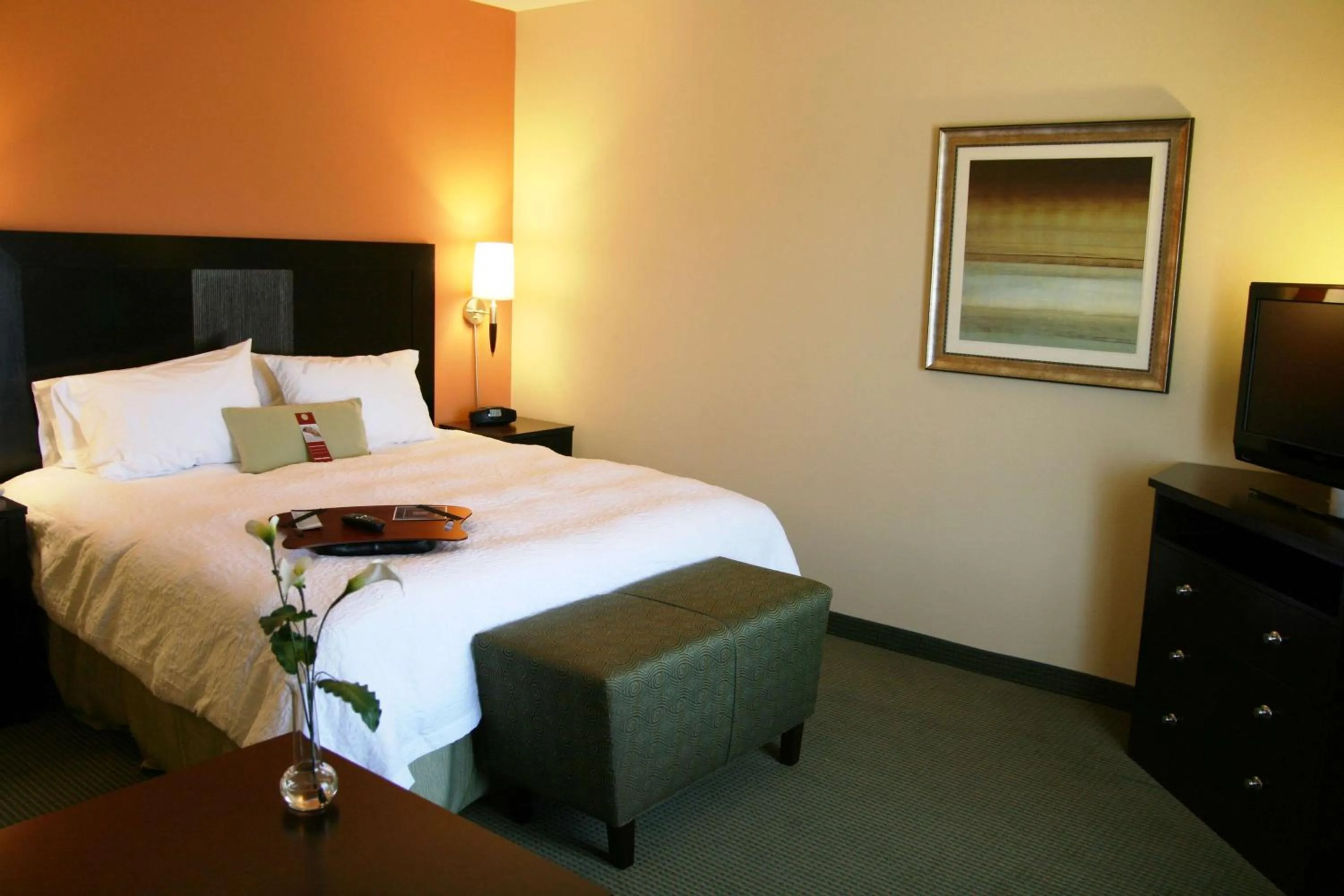 Bed in Hampton Inn and Suites Austin - Lakeway