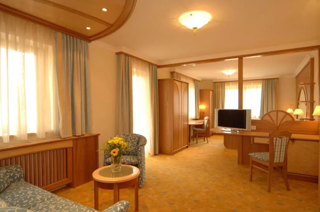 Living room, Bed in Hotel Neuwirt