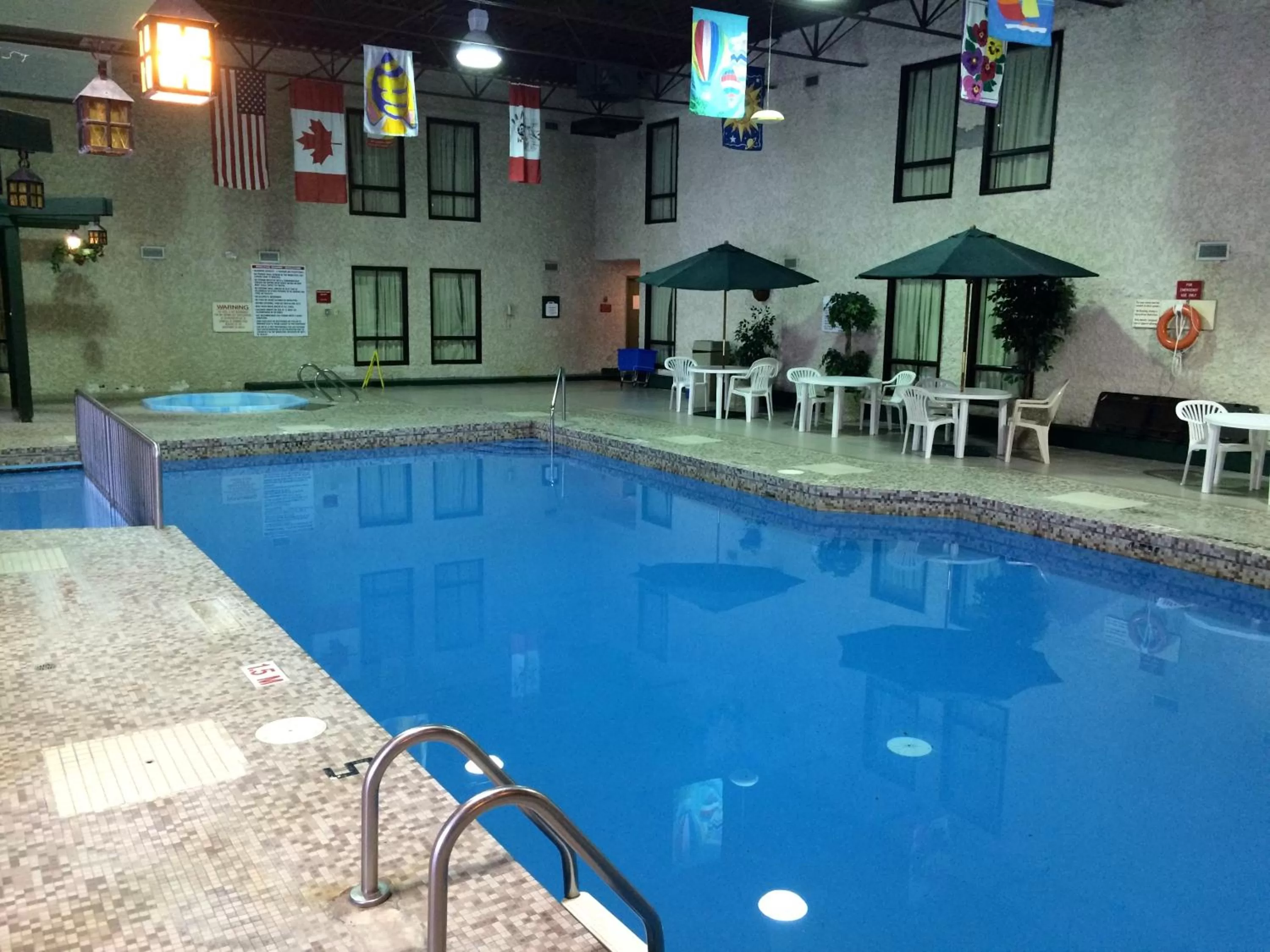 Swimming pool in Colonial Inn