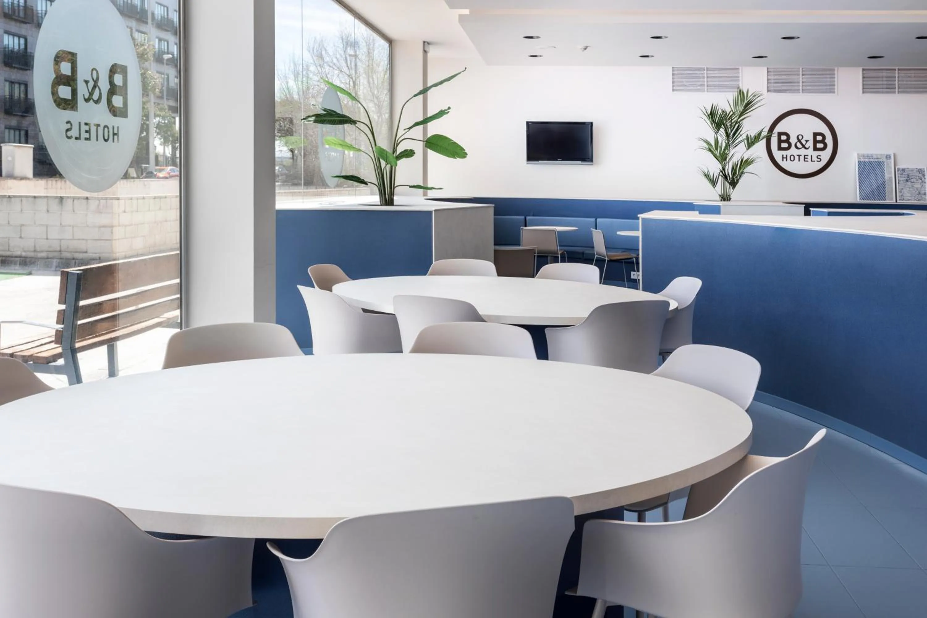 Restaurant/places to eat in B&B HOTEL Madrid Aeropuerto T1 T2 T3