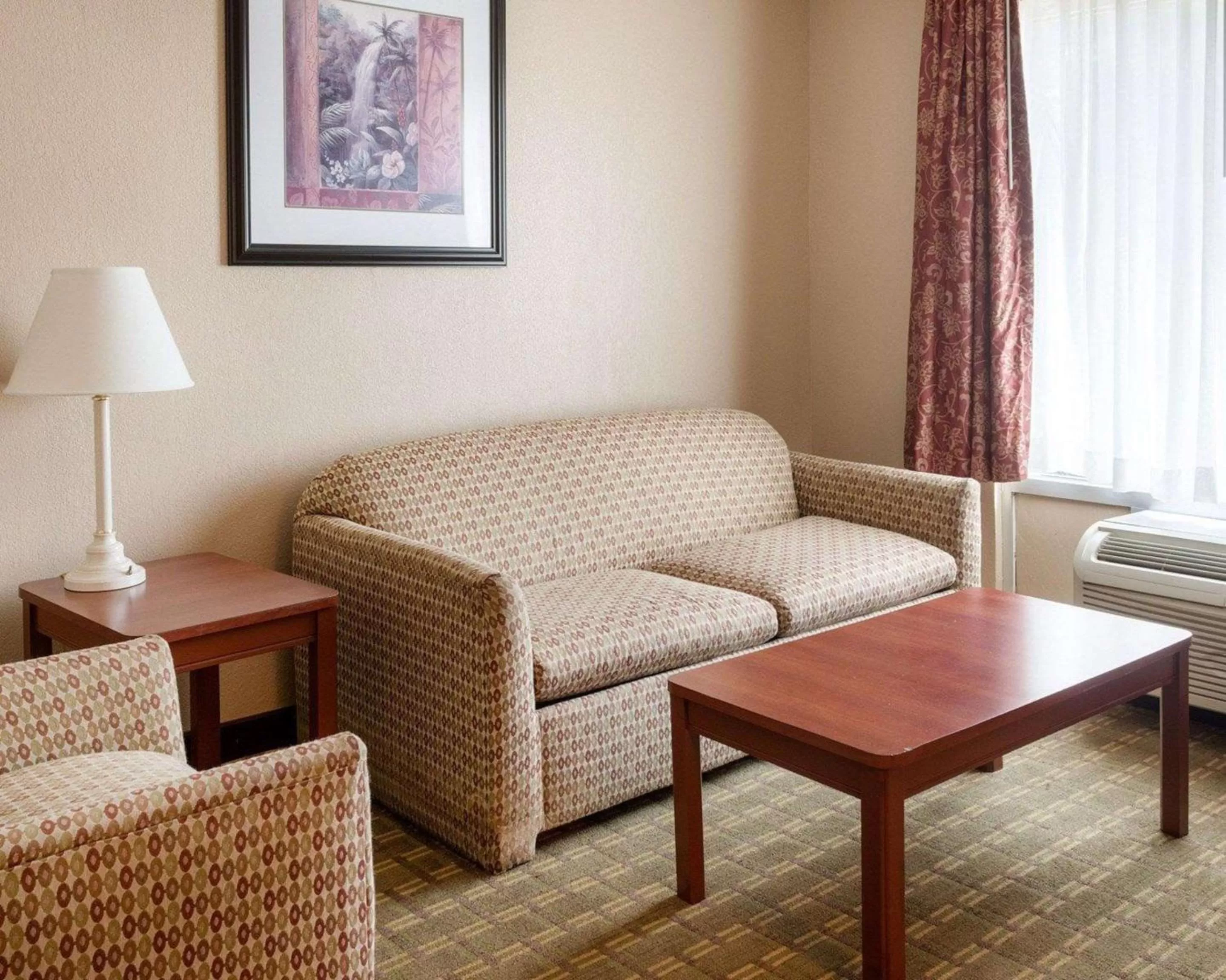 Photo of the whole room in Quality Inn Louisville MS