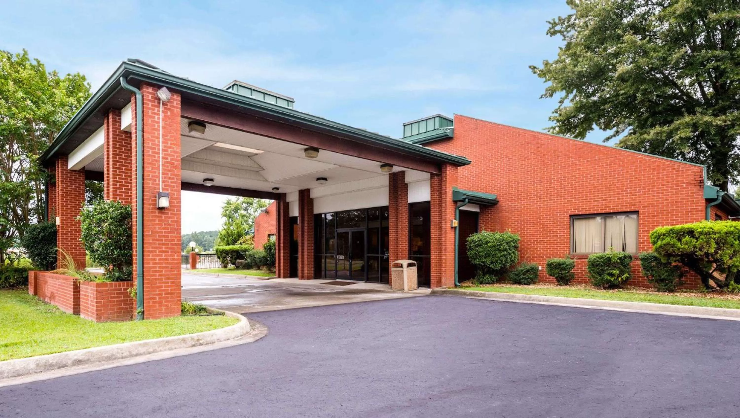 Property building in Studios and Suites 4 Less Emporia