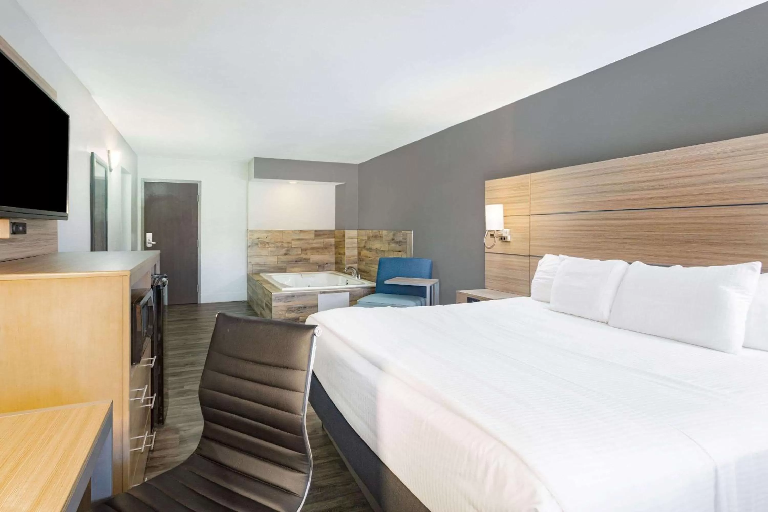 Photo of the whole room, Bed in La Quinta by Wyndham Joplin