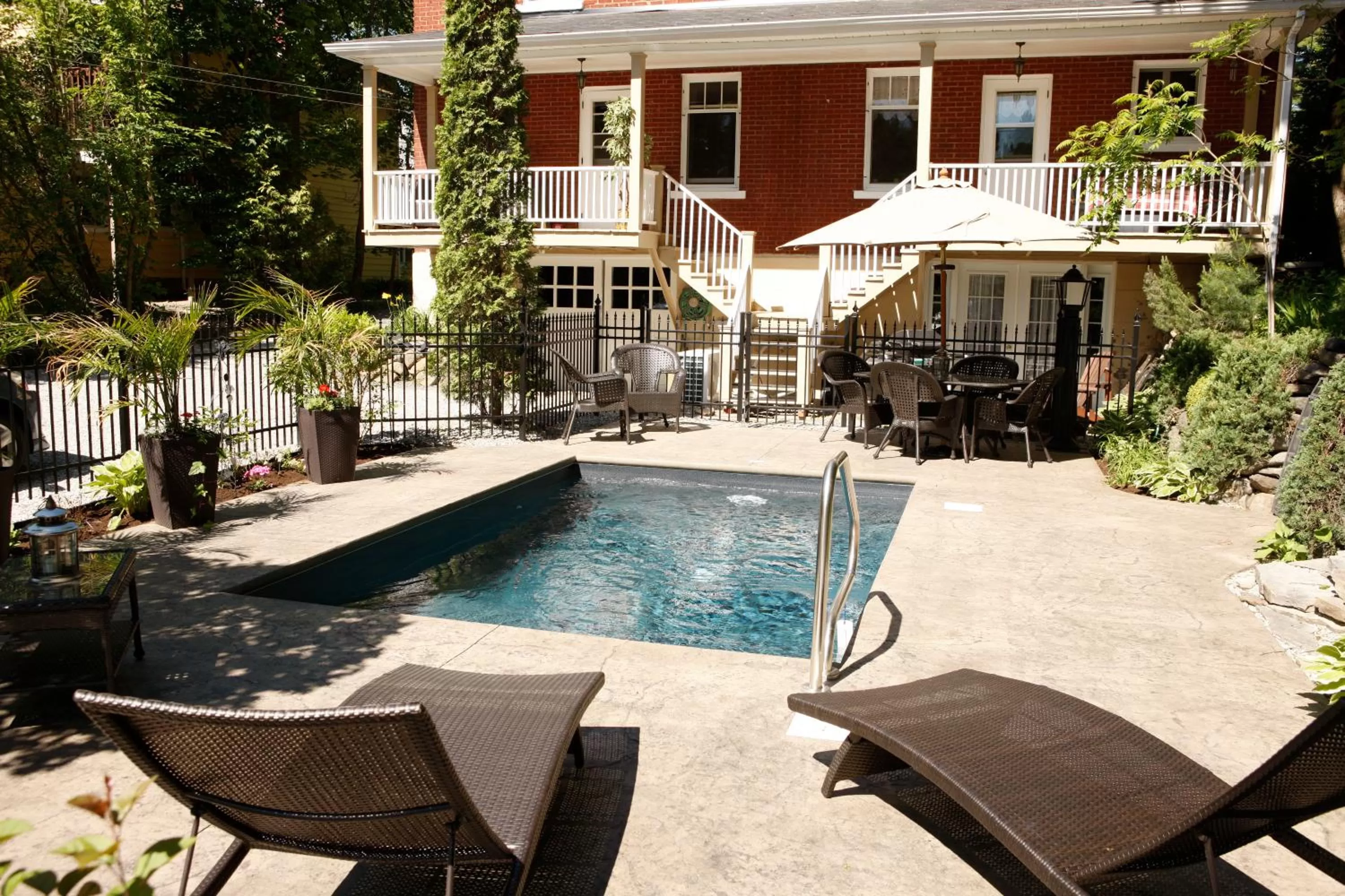 Swimming pool in Au Virage B&B