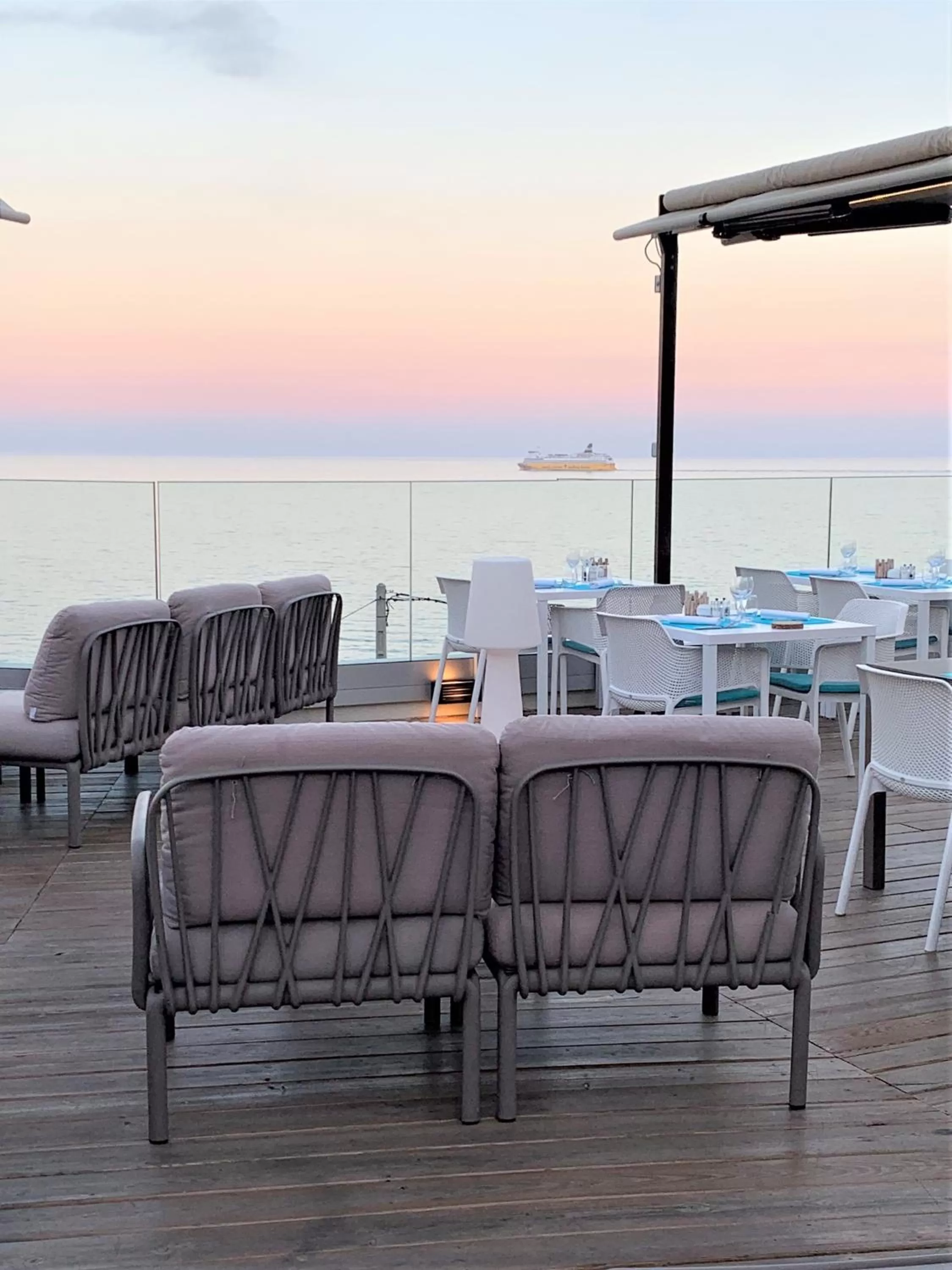 Restaurant/places to eat in Hôtel Calavita Rooftop & Spa