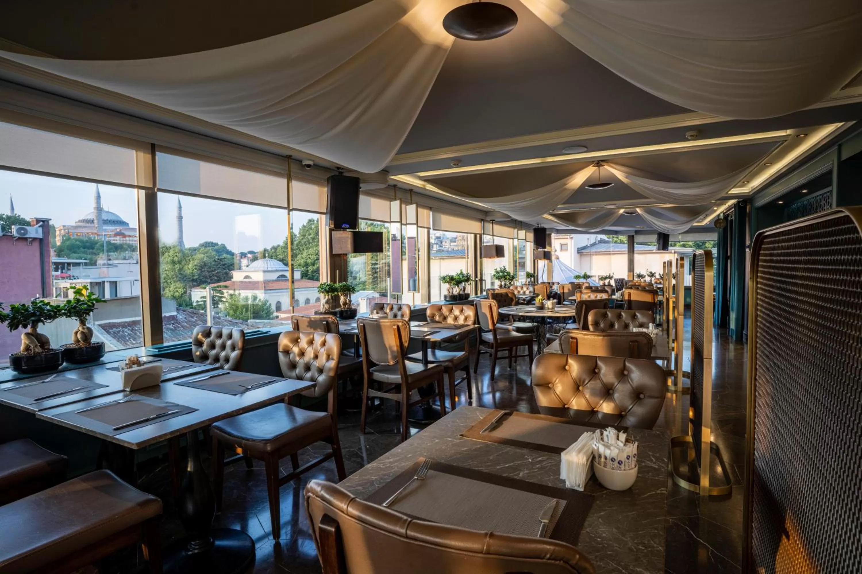 Restaurant/places to eat in Hotel Yasmak Sultan