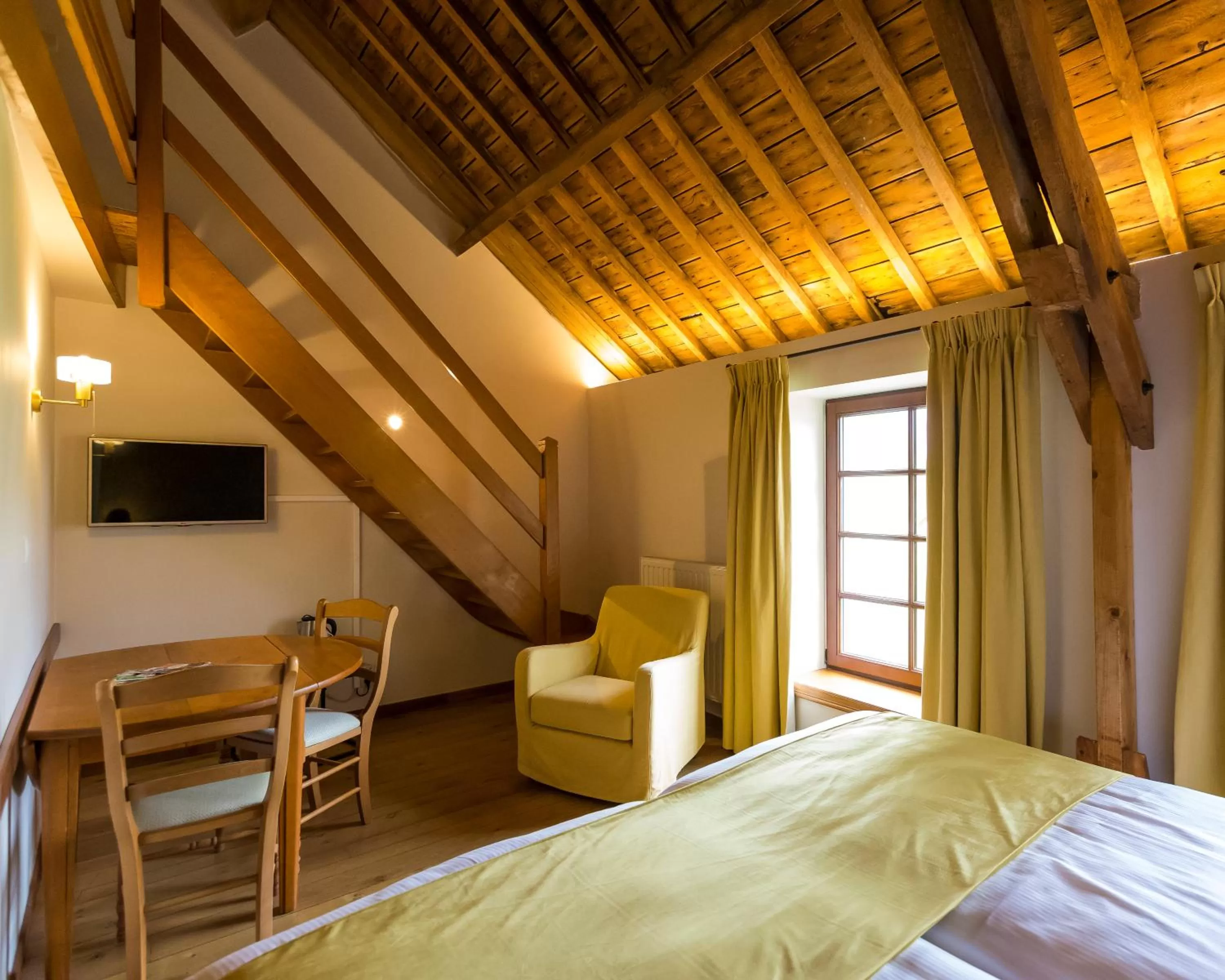 Photo of the whole room, TV/Entertainment Center in B&B Ferme Château de Laneffe