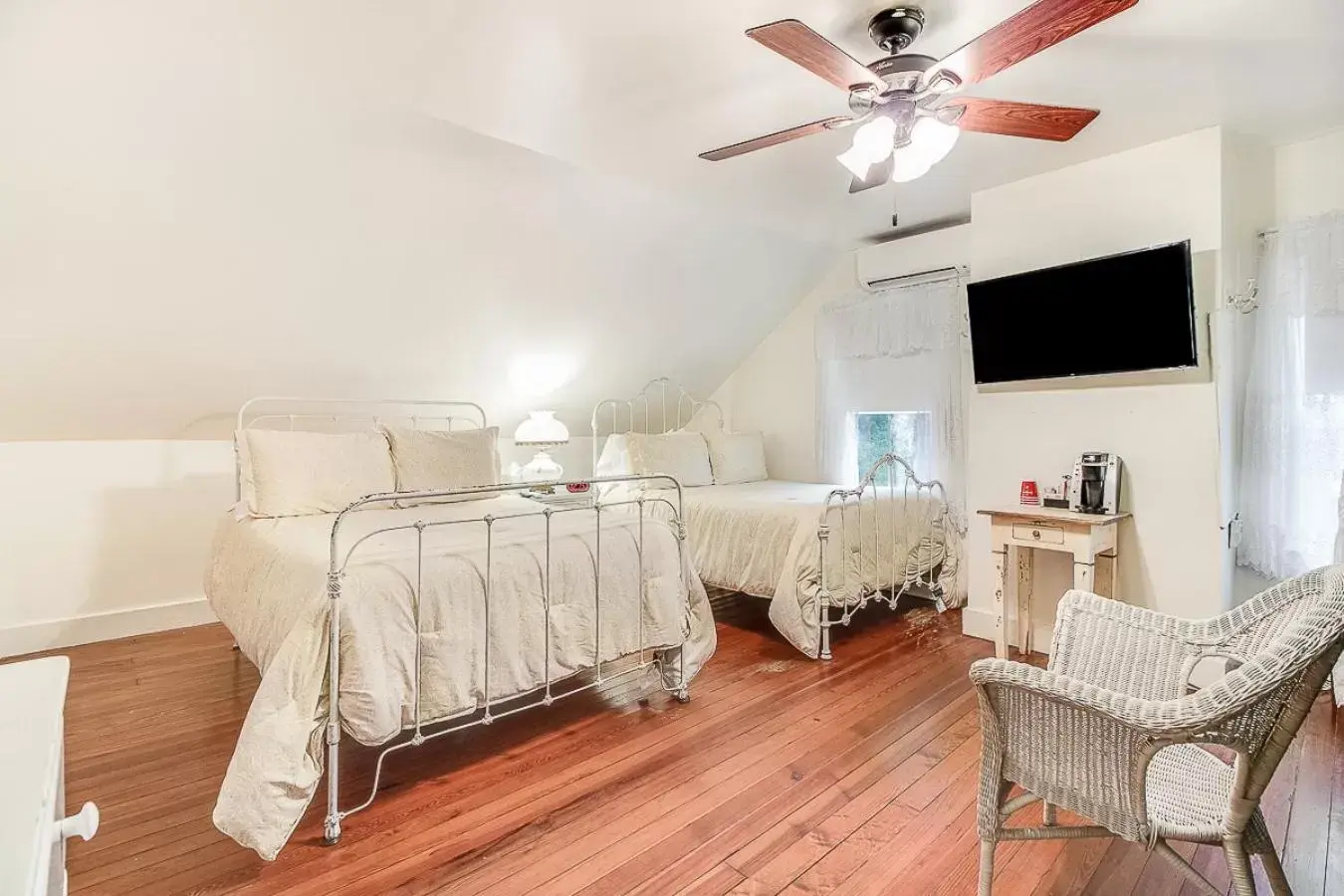 Quadruple Room with Private Bathroom in T'Frere's Bed & Breakfast Quadruple Room with Private Bathroom in T'Frere's Bed & Breakfast