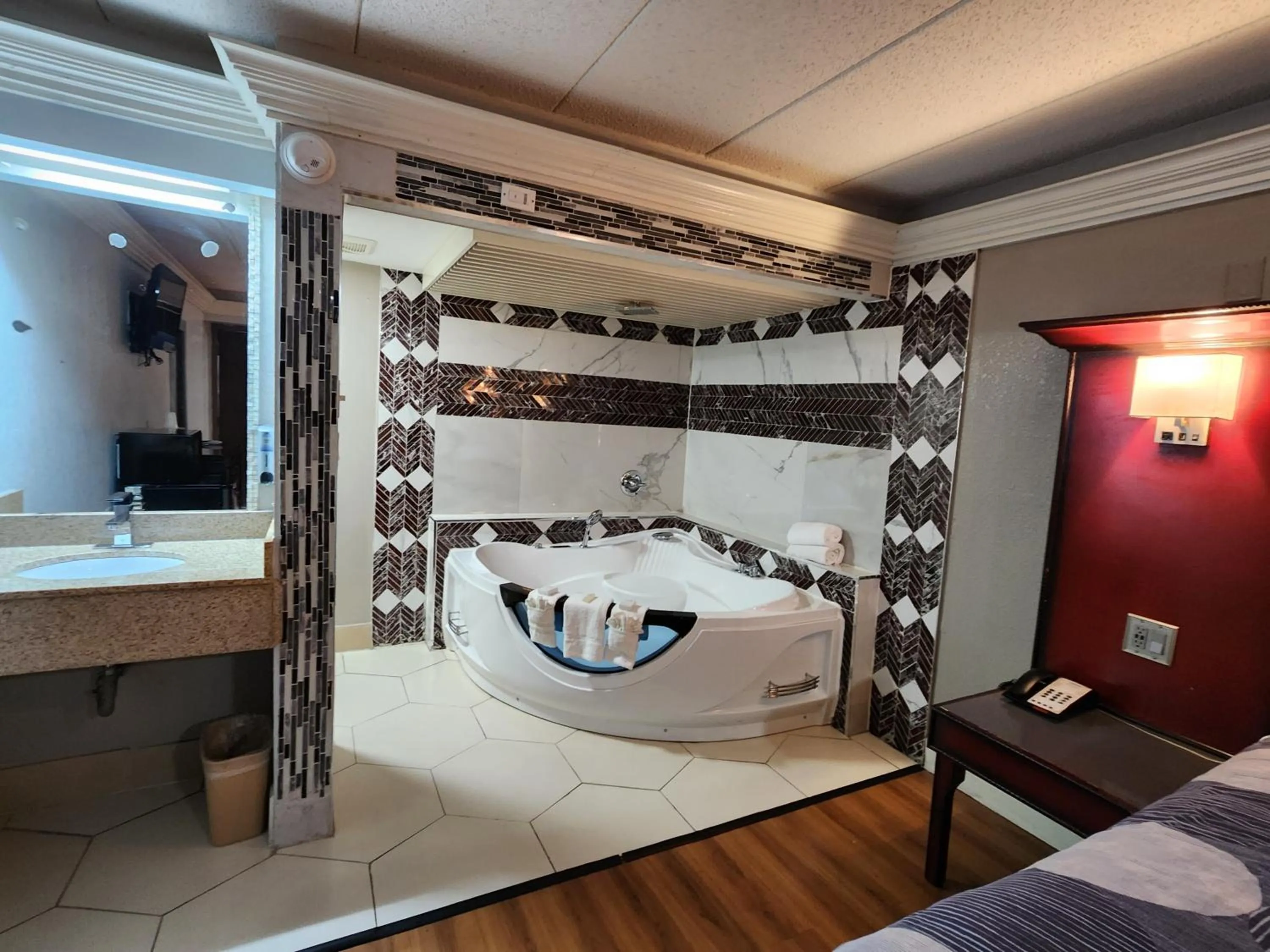 Hot Tub, Bed in Americas Best Value Inn and Suites Little Rock