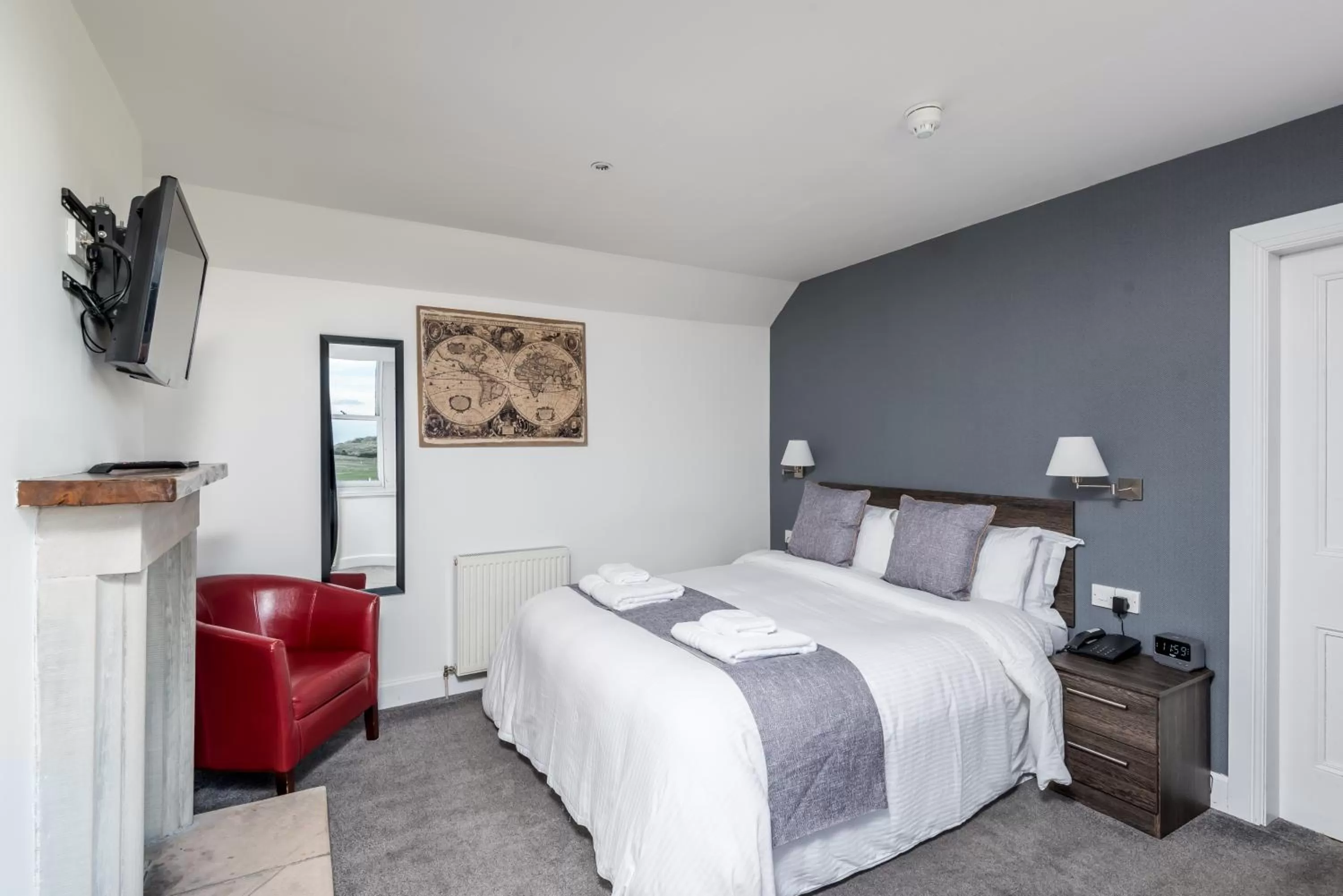 Bed in Grey Harlings Rooms