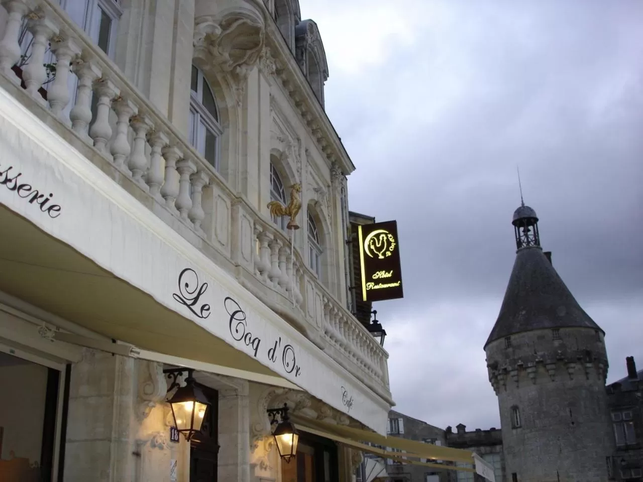 Facade/entrance in Hostellerie du Coq d'Or