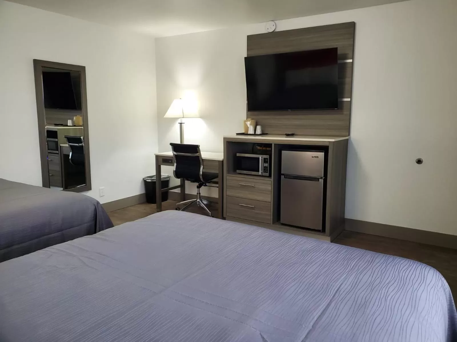 Bed in Seven Seas Inn & Suites