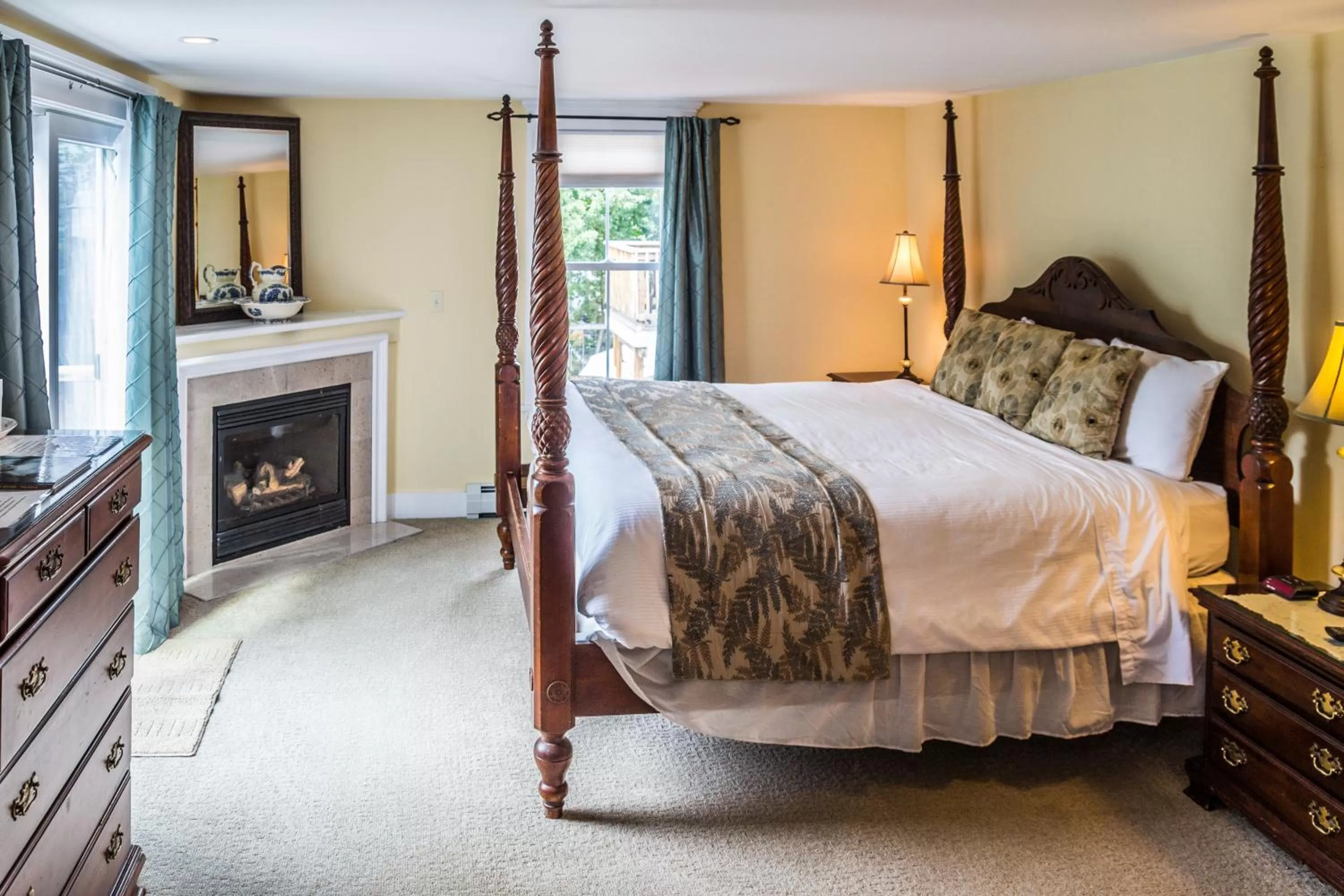 Deluxe King Room with Fireplace in Cranmore Inn
